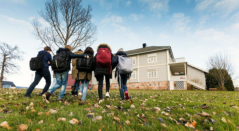 Elever går mot skolebygning