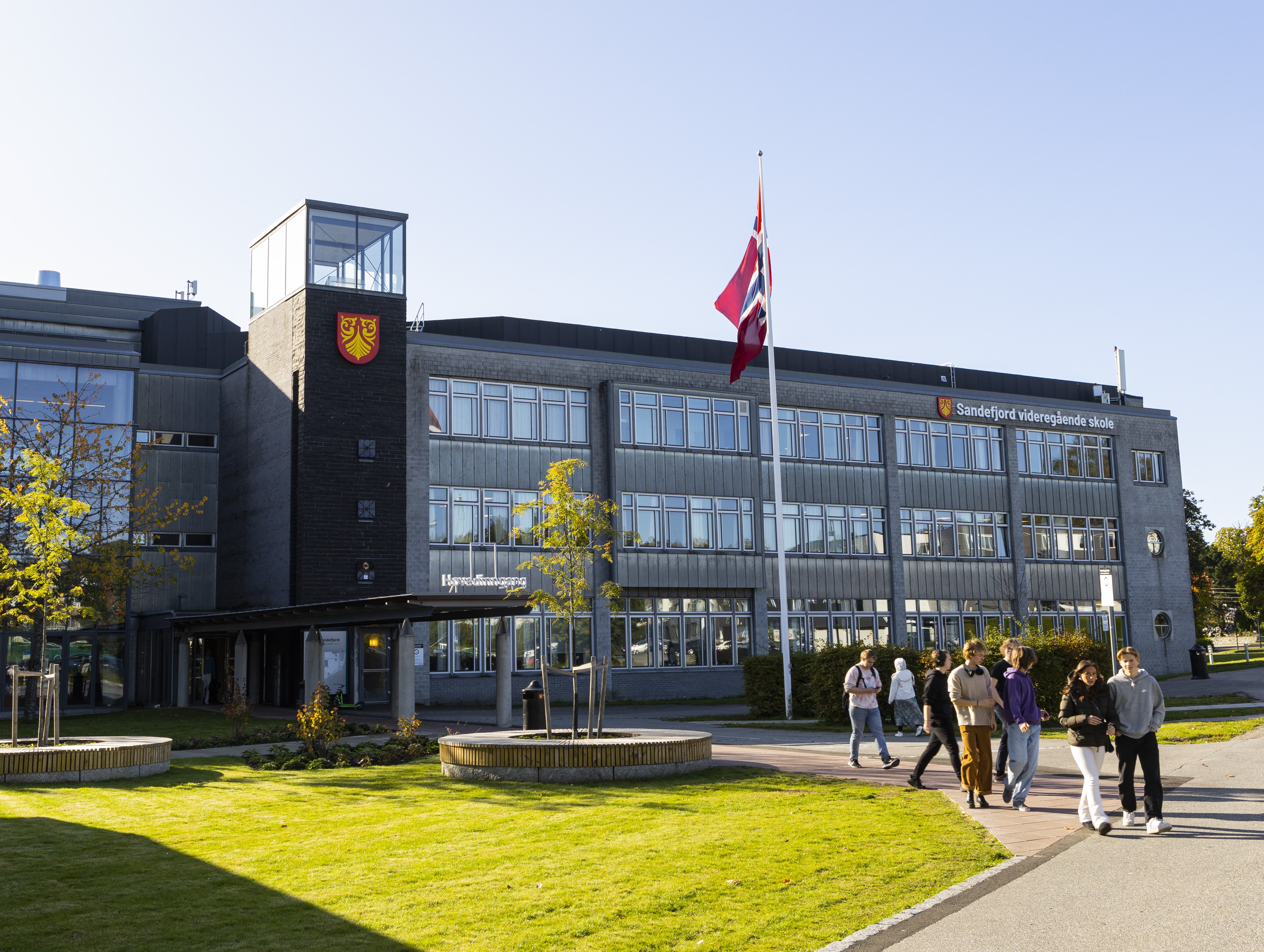 Skolens hovedinngang.