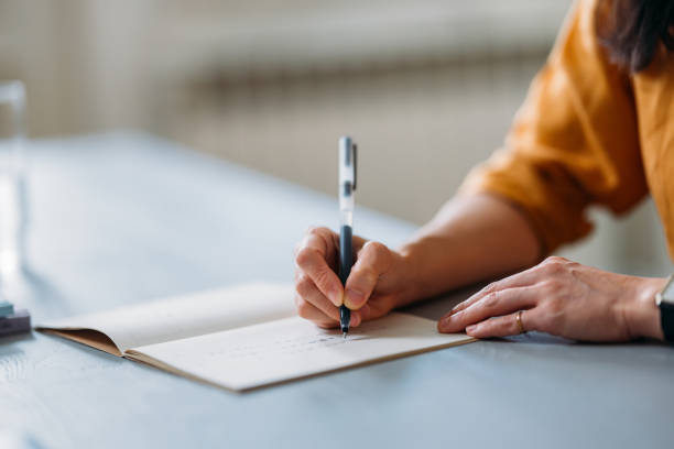 Hånd som skriver i bok