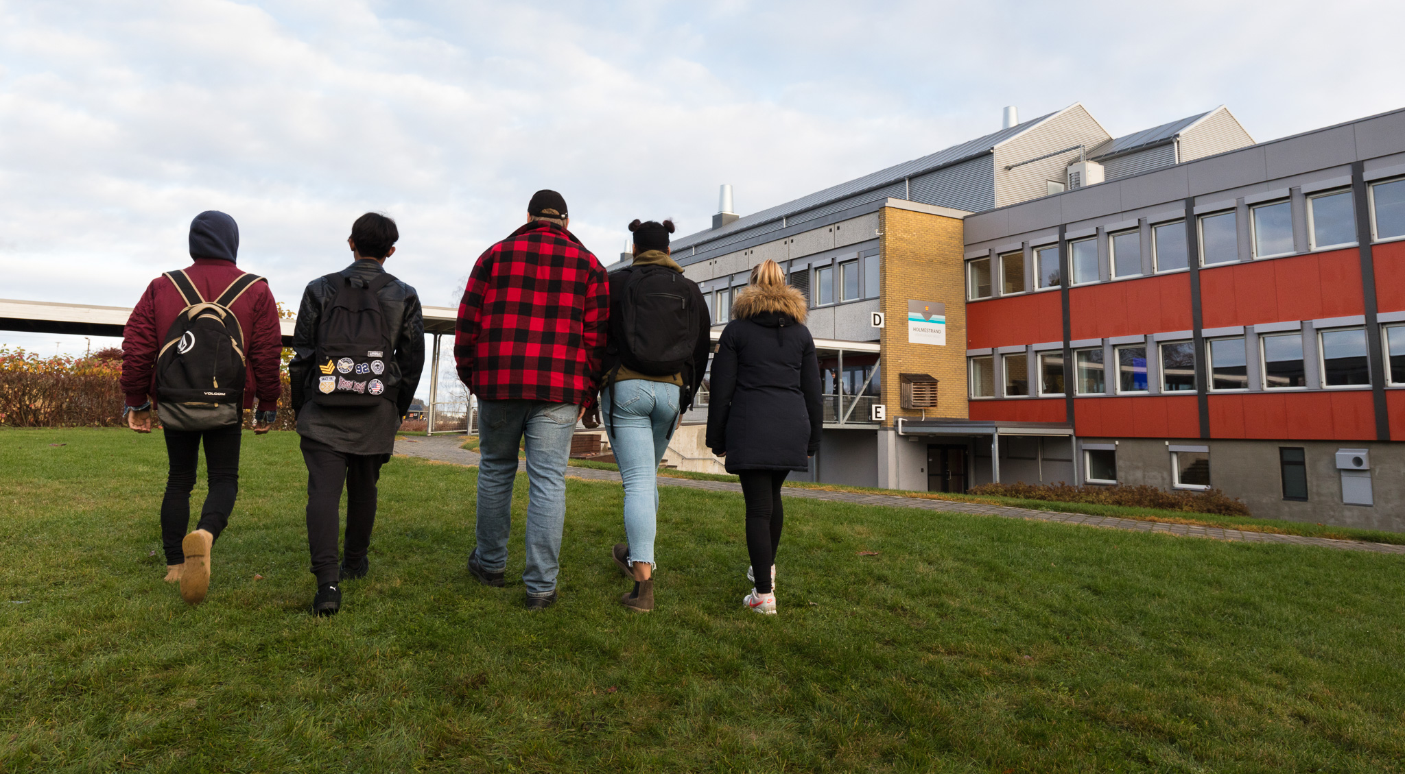 Bilde av ungdom utenfor Holmestrand vgs