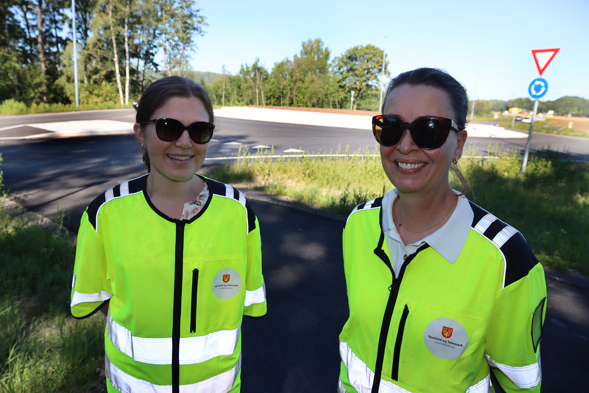 Ann-Christine Hvatum og Trude Stenberg har ledet byggingen av rundkjøringen ved Åskollen.