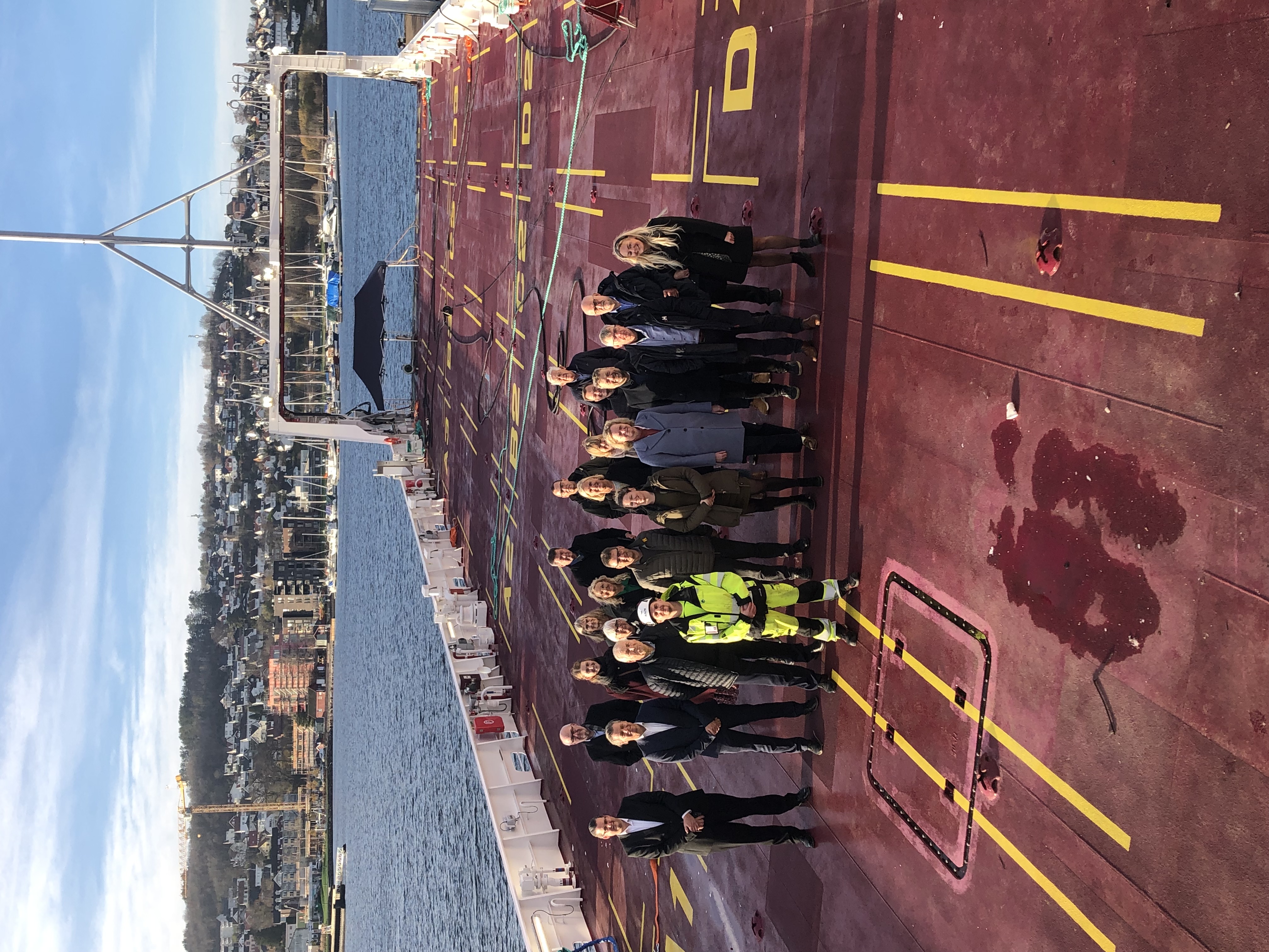 Mennesker står på skipsdekk i Horten