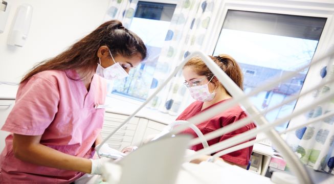 Tannpleiere som behandler en pasient