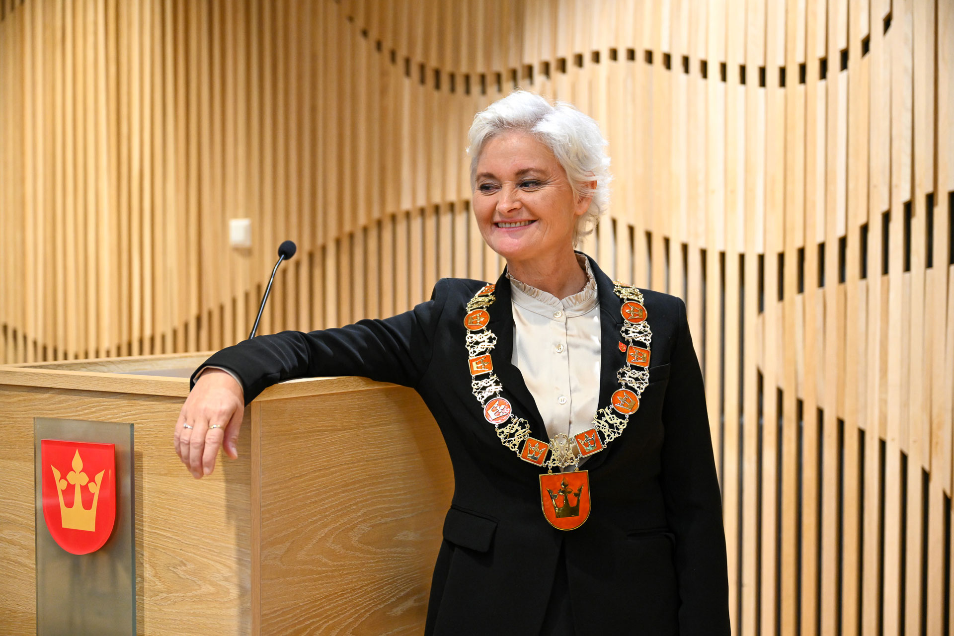 Bilde av dame ved talerstol