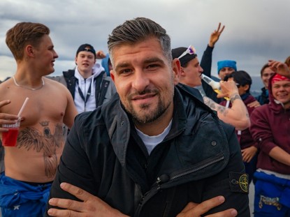 Russ som feirer med å drikke alkohol. Leo Ajkic i forgrunn