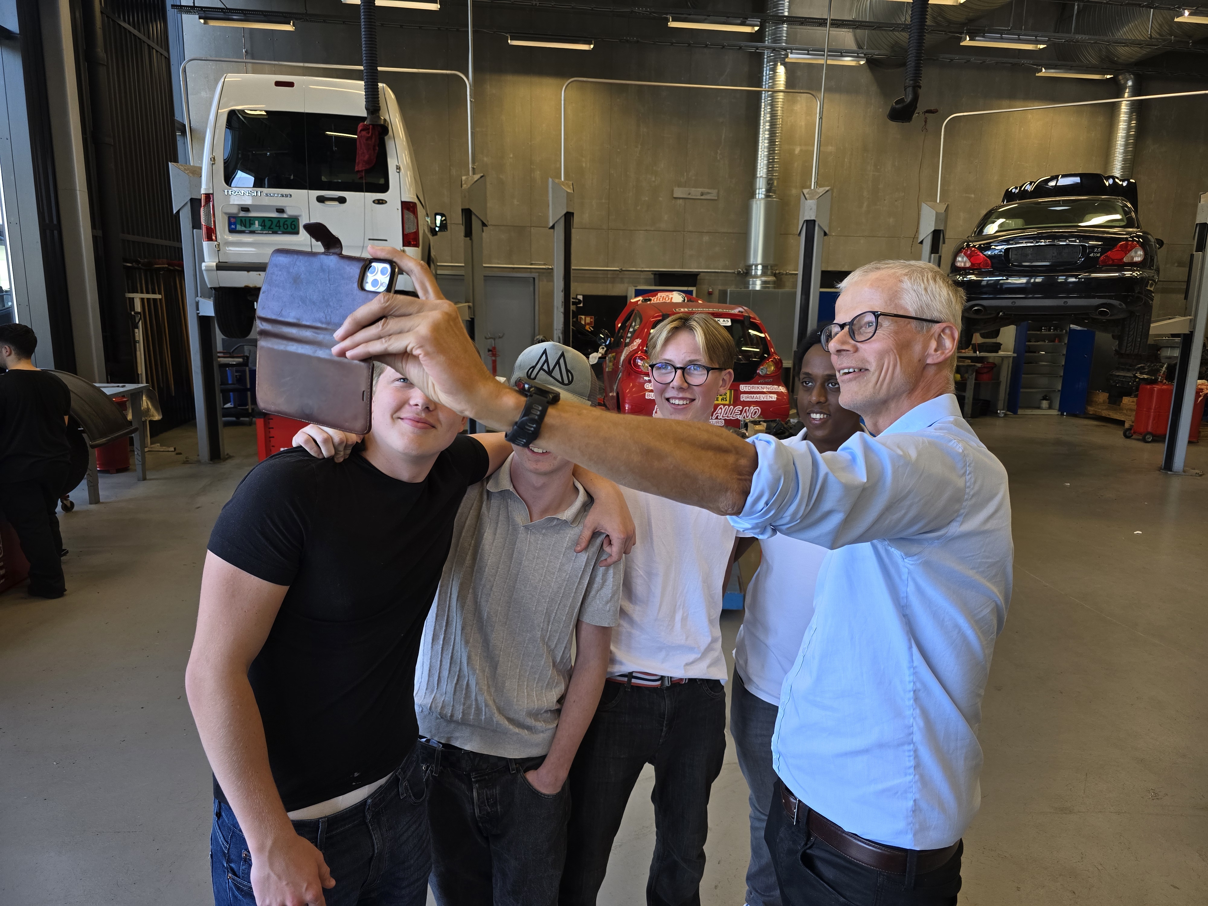 NAV-direktøren og tre ungdommer tar selfie.