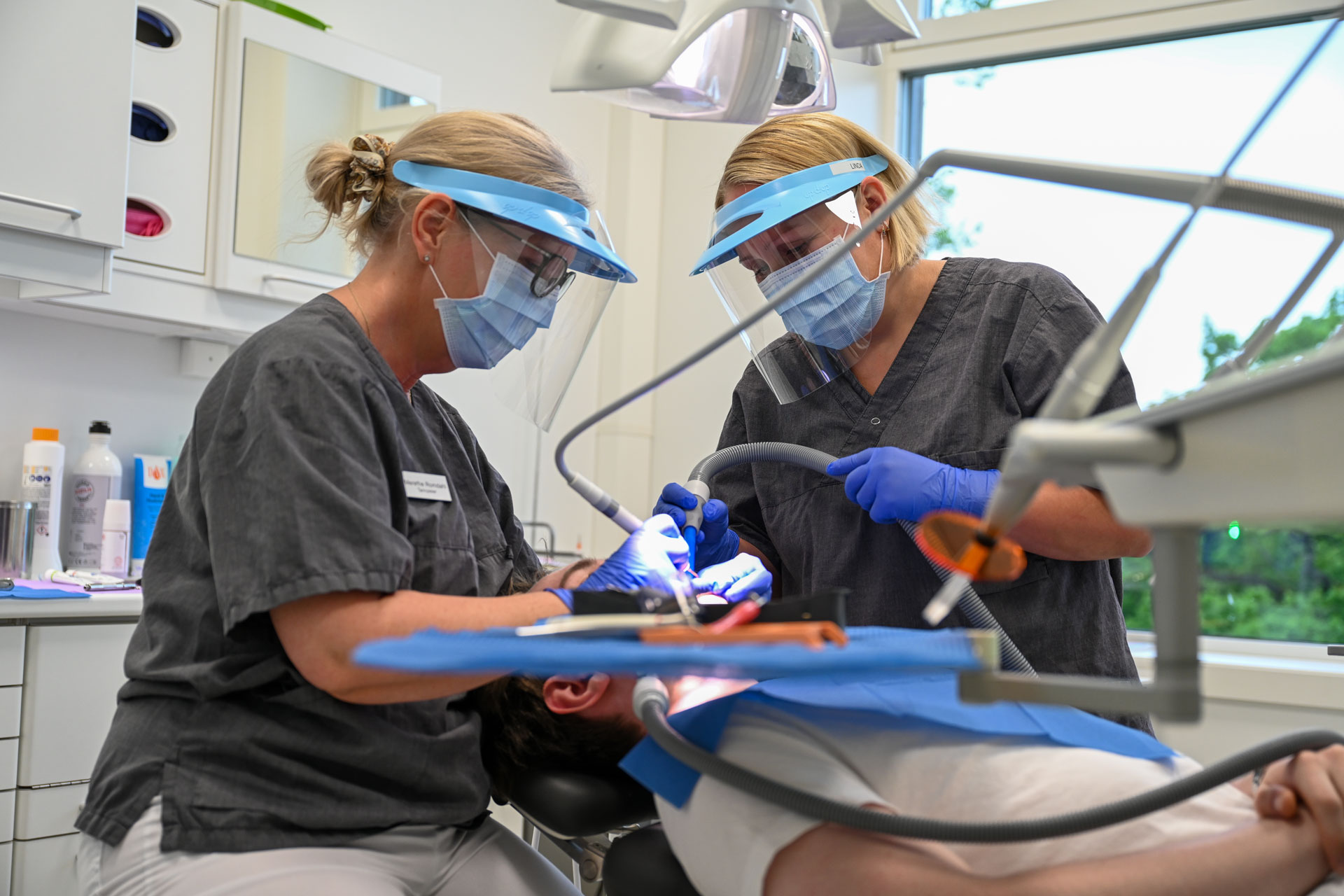 To tannpleiere med pasient