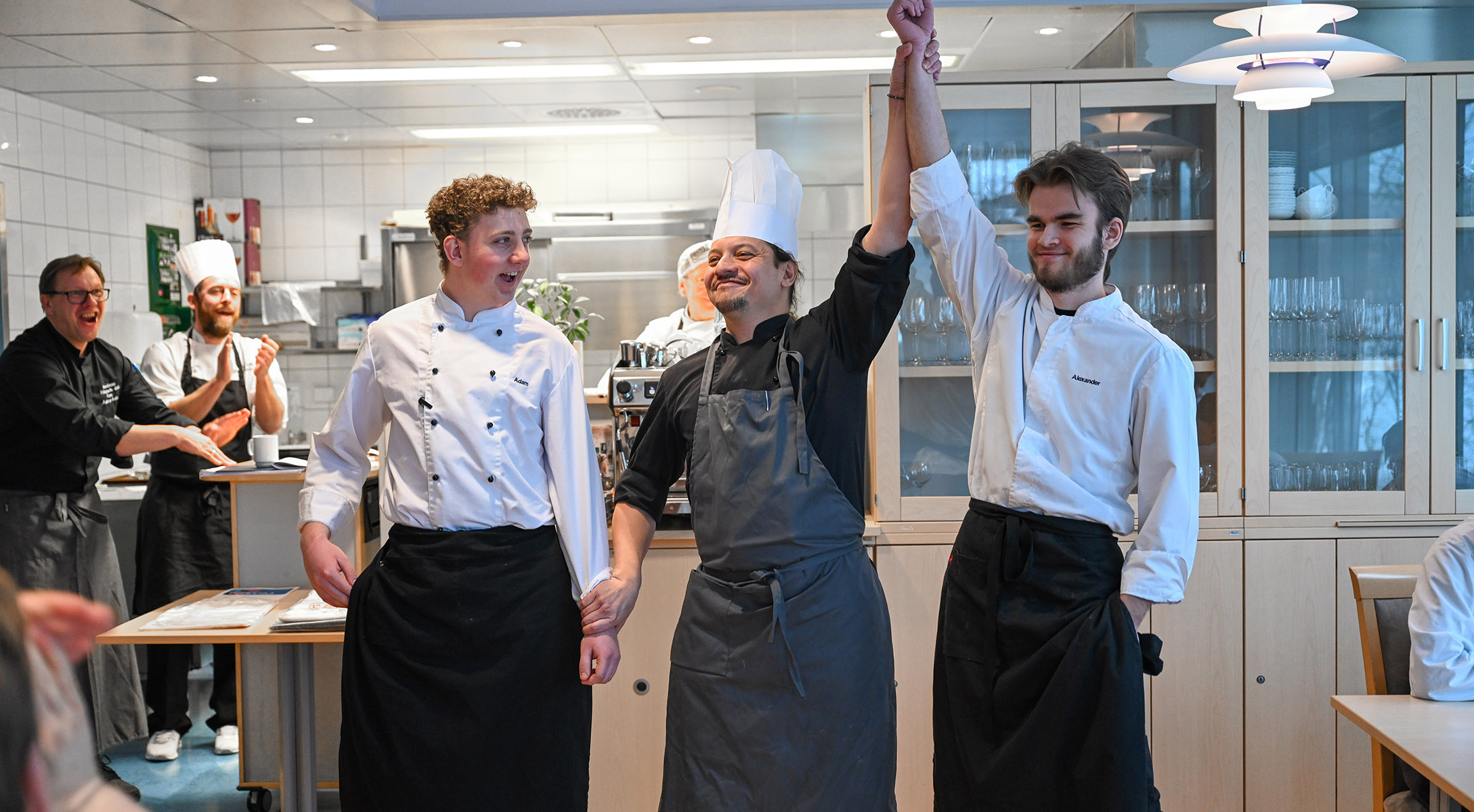 Kokkelever smiler etter å ha konkurrert i kokkefaget.