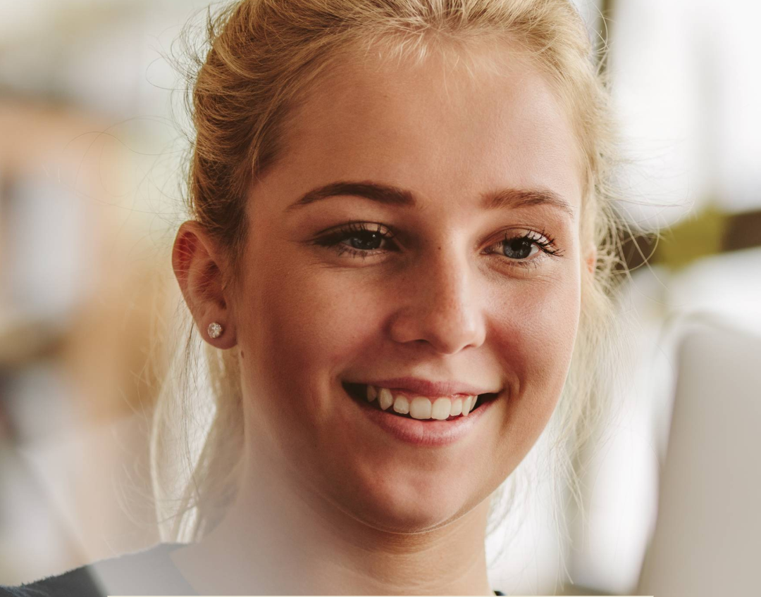 Ansikt av elev som sitter foran laptop og ser på skjermen