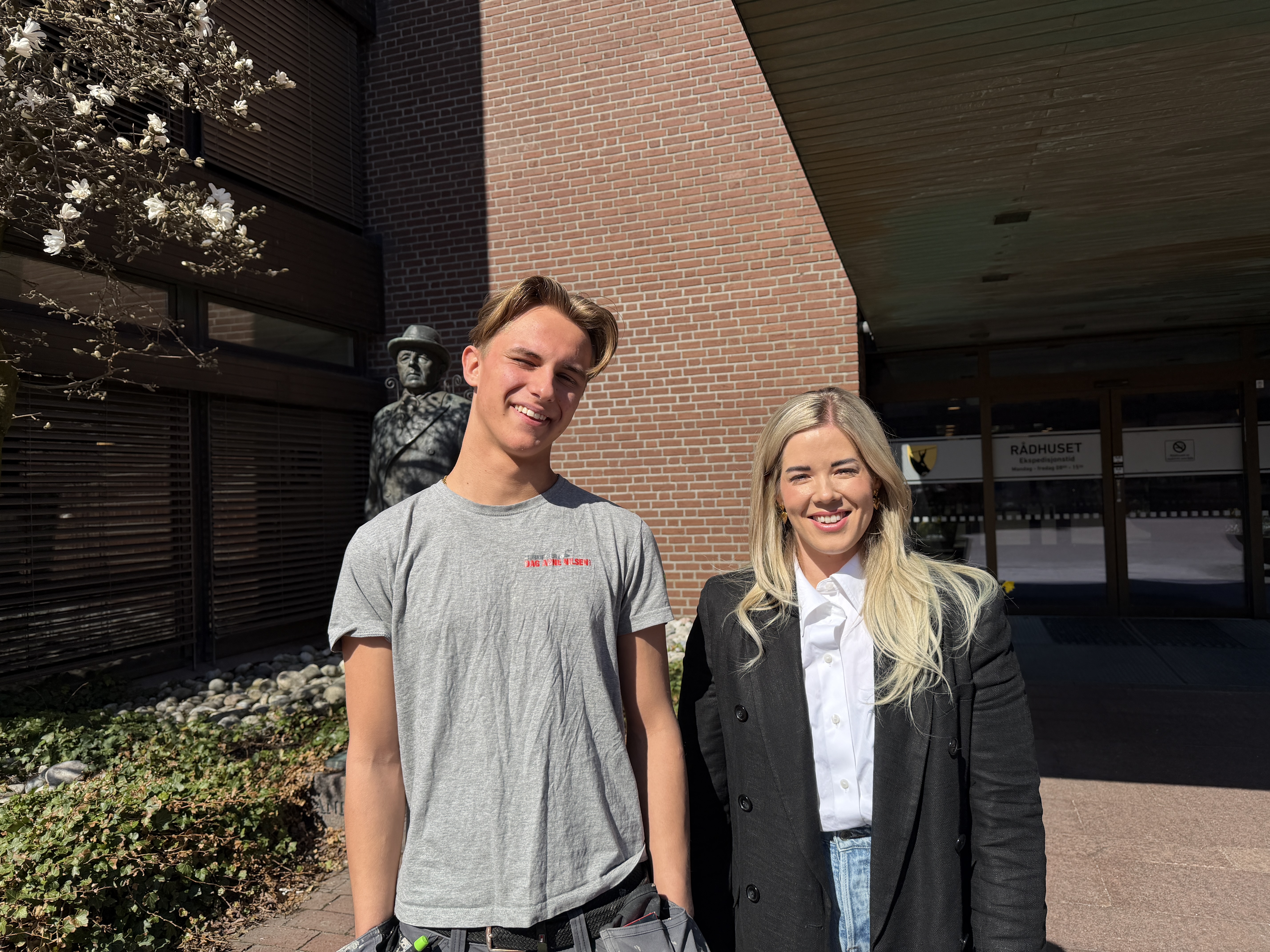 Henriette og Patrick utenfor rådhuset i Sandefjord.