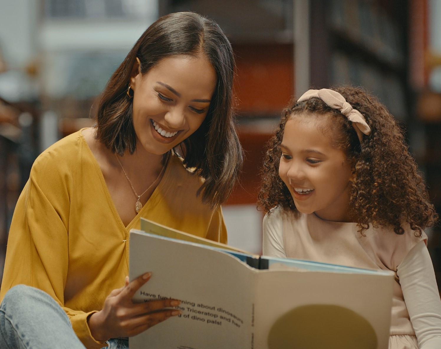 Voksen og barn leser