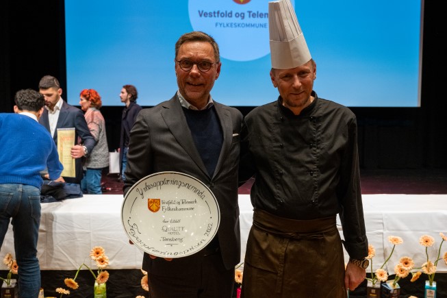 GLADE VINNERE: Øyvind Hagen (t.v.) direktør ved Quality Hotel Tønsberg ble stolt da han prisen Årets lærebedrift fra yrkesopplæringsnemnda. Her er han sammen med Torbjørn Andersen.