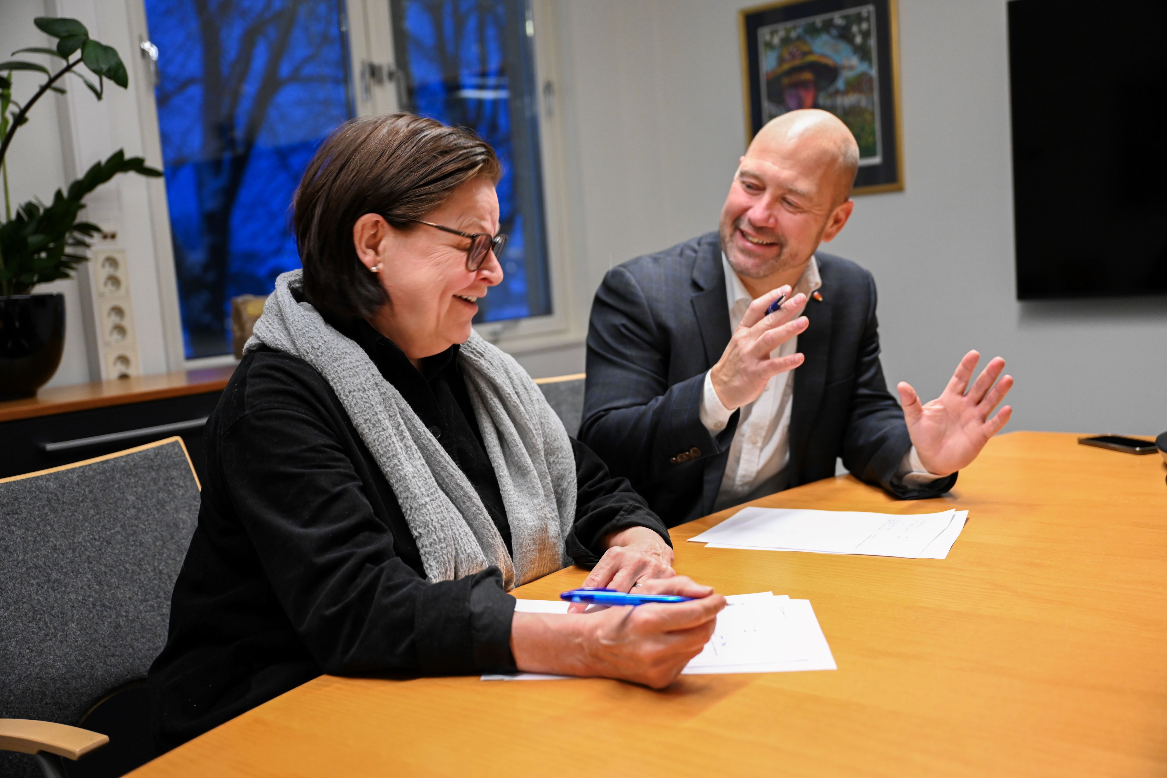 Toril Eeg og Anders Anundsen signerer kontrakt.
