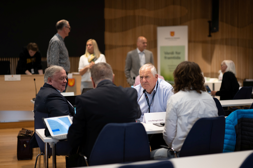 Politikere i uformell diskusjon.