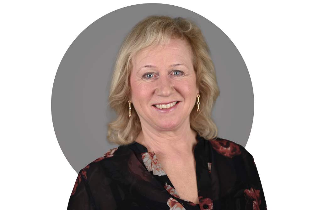 Kvinne med rosa bakgrunn