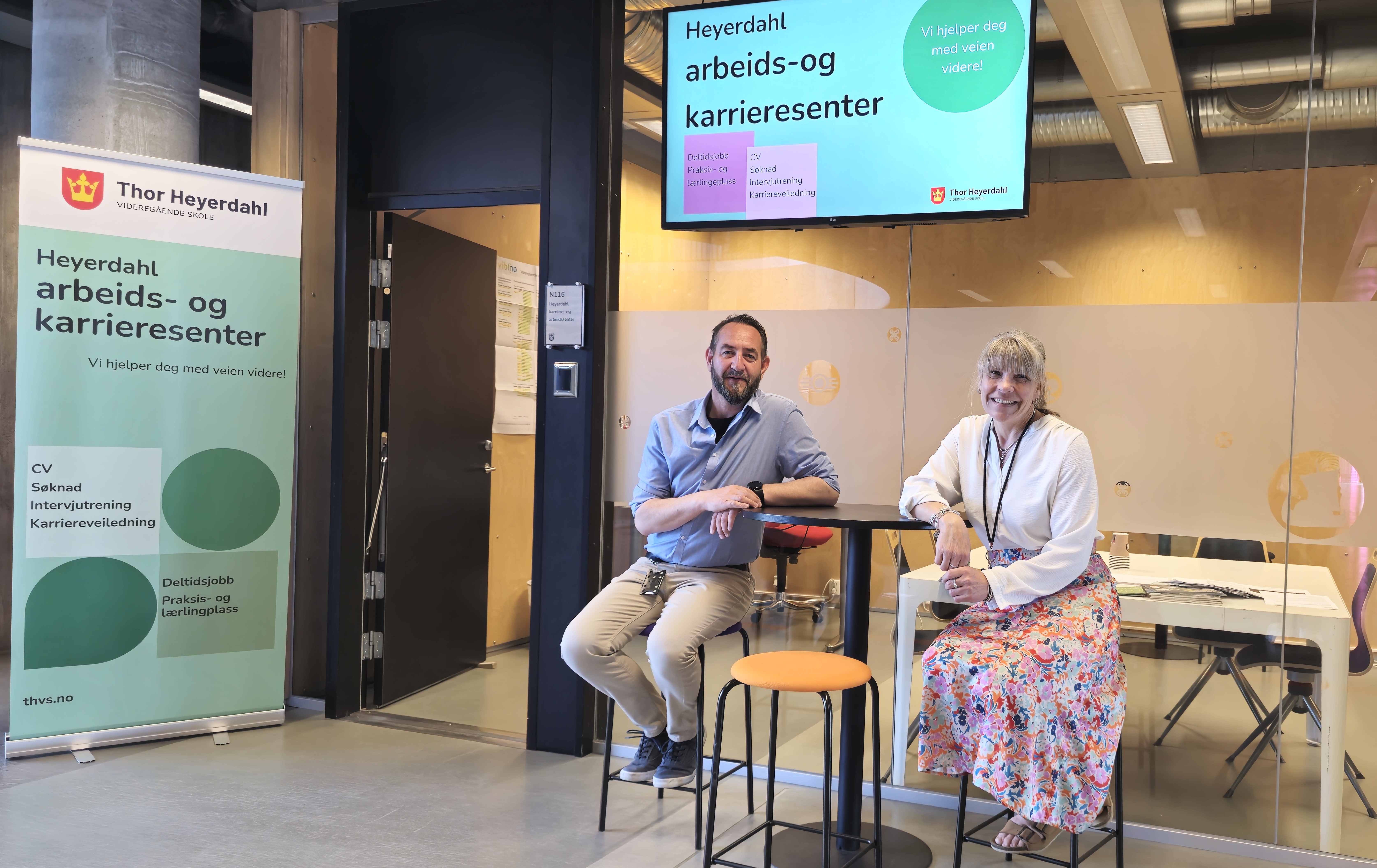 Jan Rune og Kristin sitter utenfor kontoret på skolen.