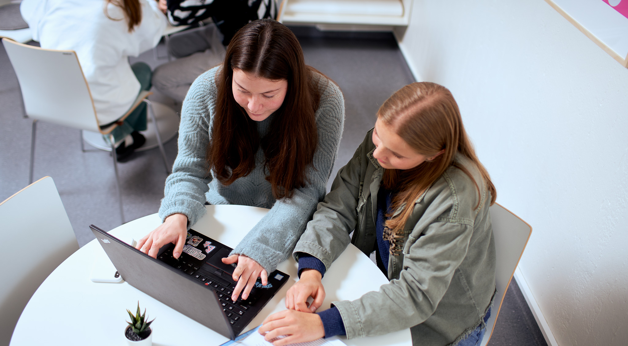 To elever samarbeider foran PC