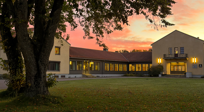 Skolebygning i soloppgang