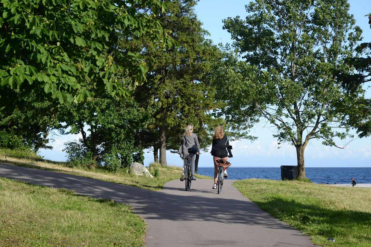 To kvinner sykler mot sjøen på Ringshaug utenfor Tønsberg