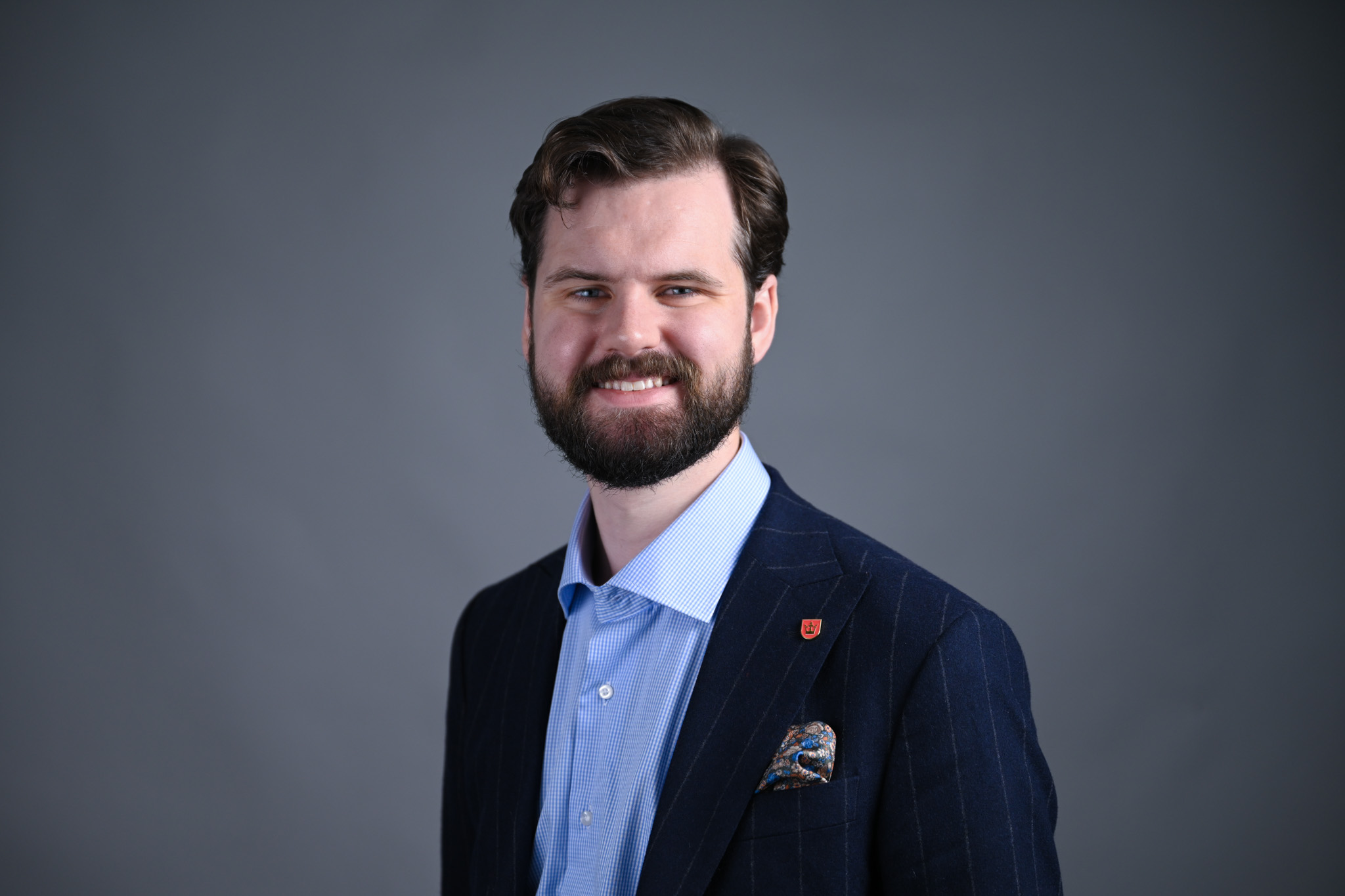 Portrett av mann med grå bakgrunn. Foto: Anders Palmer Holmen