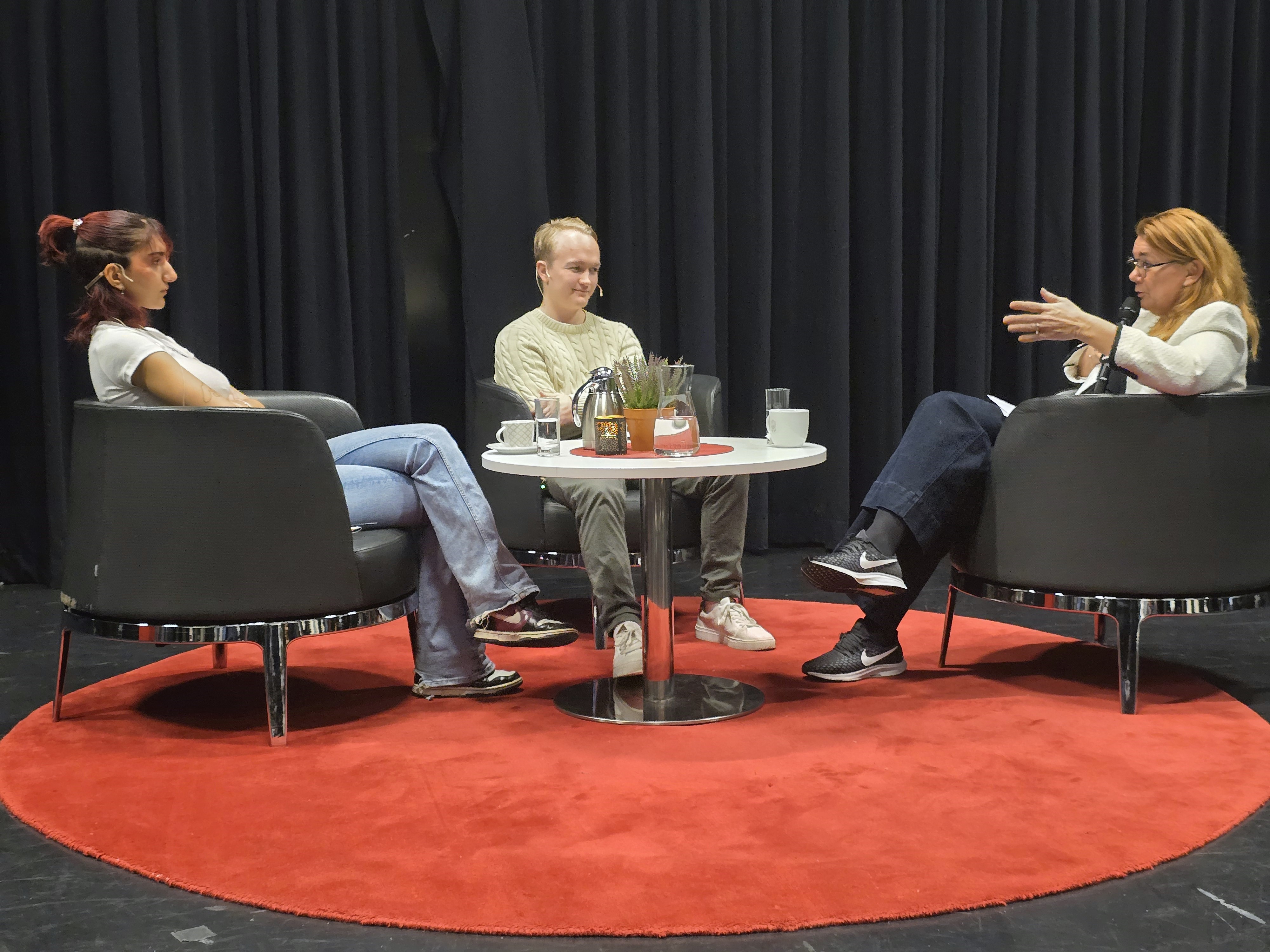 Tre personer i sofasamtale