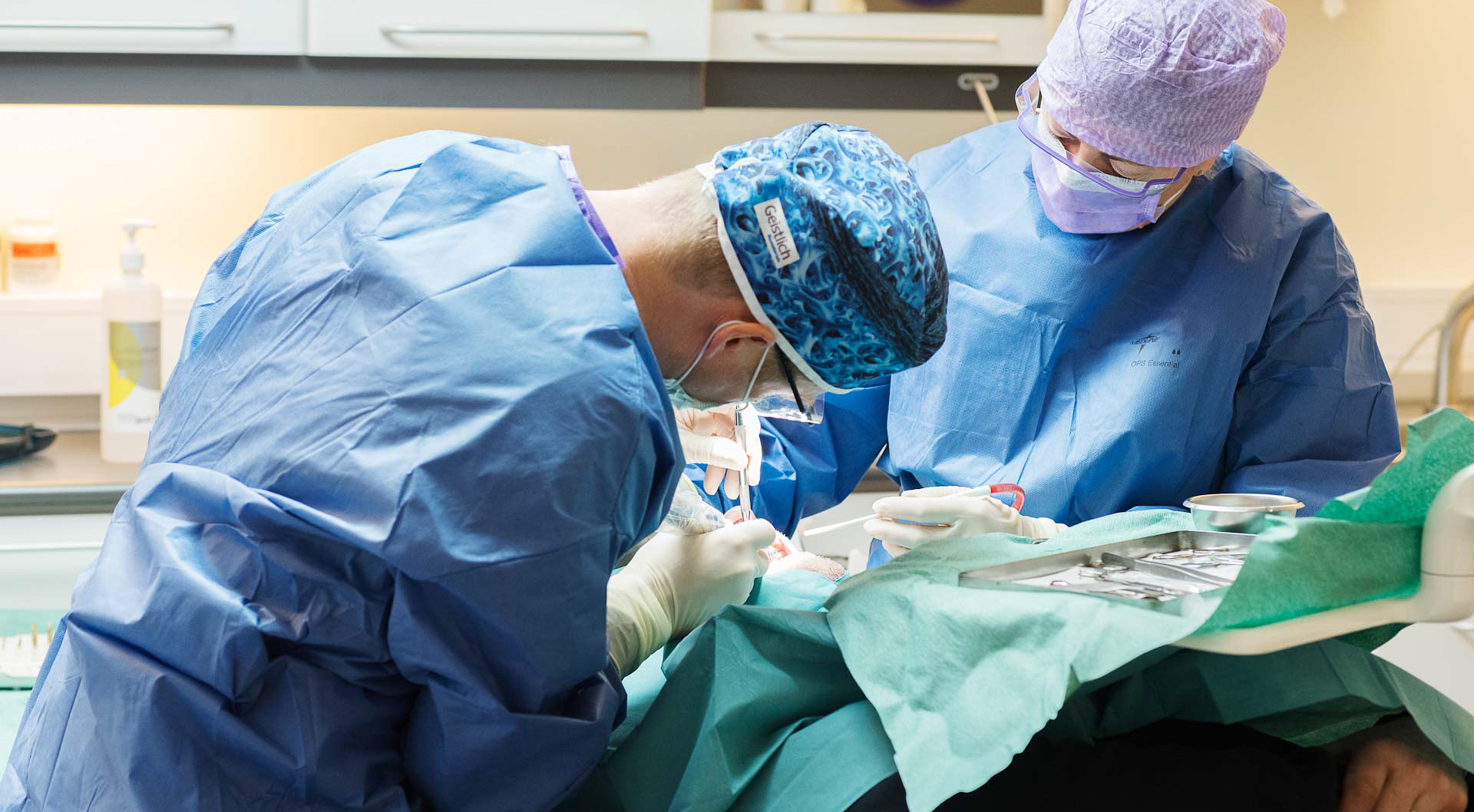 Pasient får tannbehandling