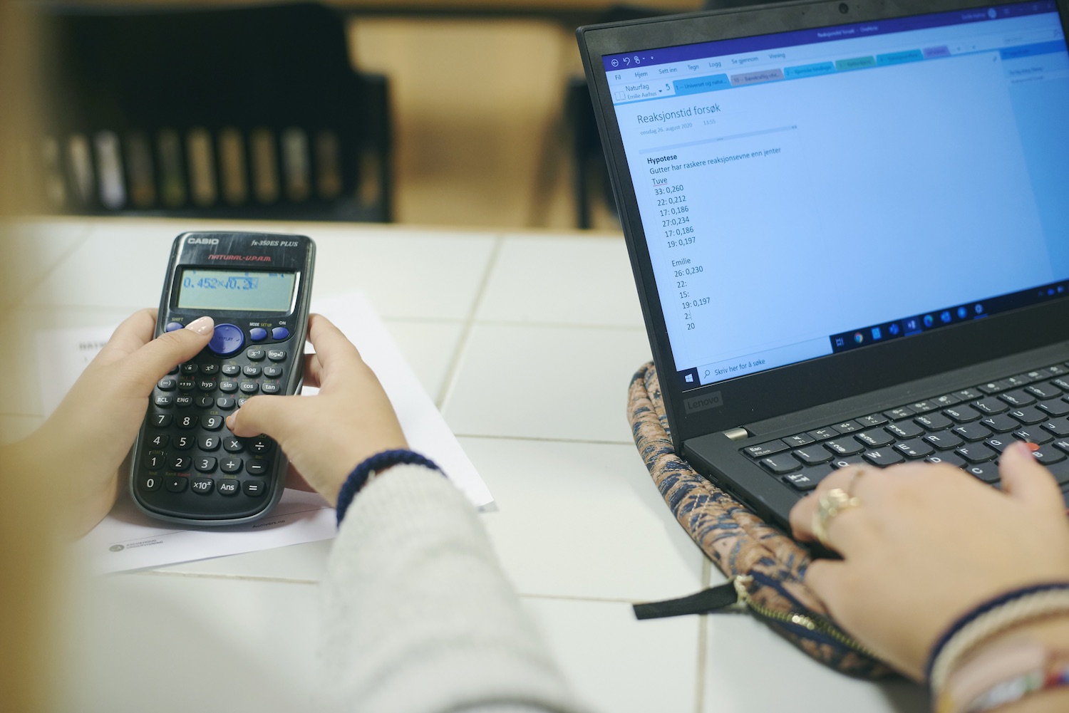 Bilde av datamaskin og kalkulator.