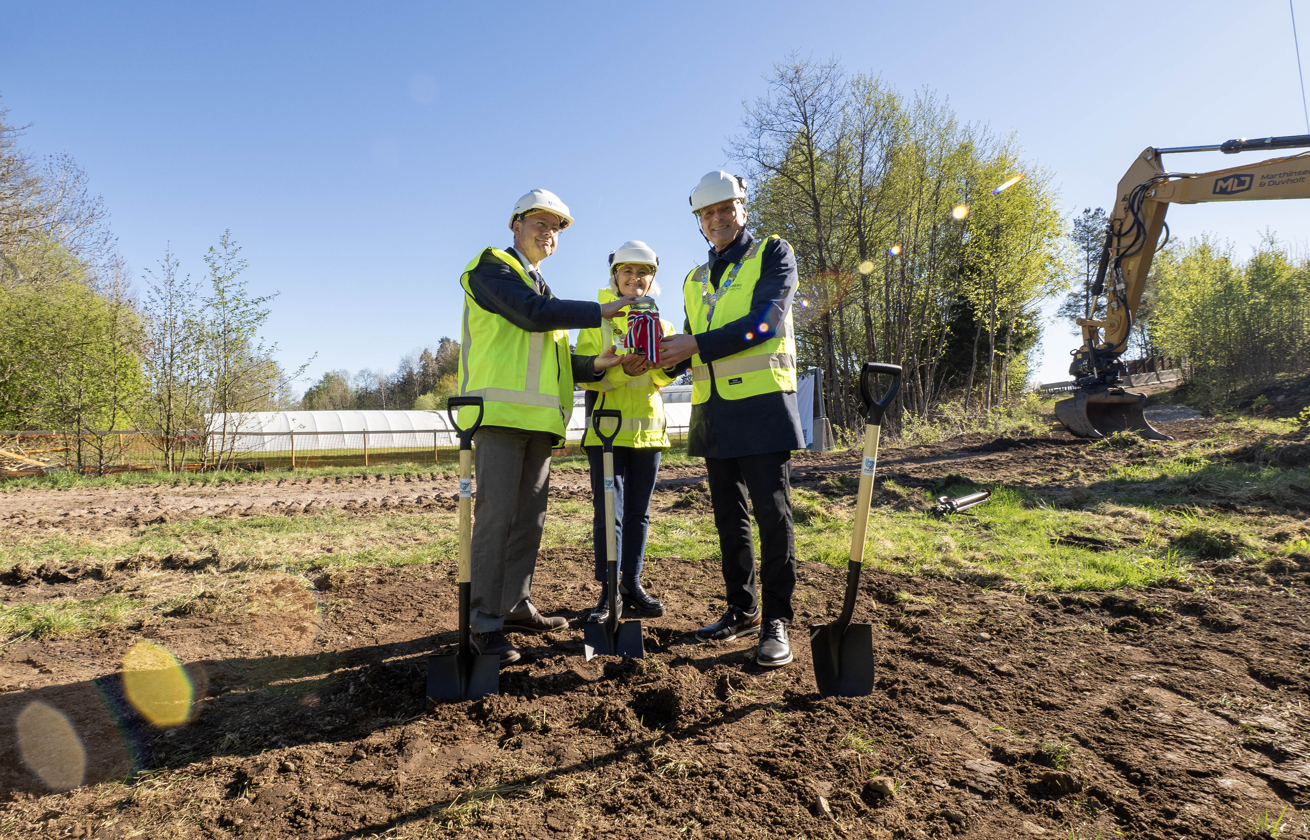 Foto av ordfører i Tønsberg, Færder og fylkeskommunen med spade i hånda da de symbolsk åpnet forentreprisen på Smørberg 5. mai 2026