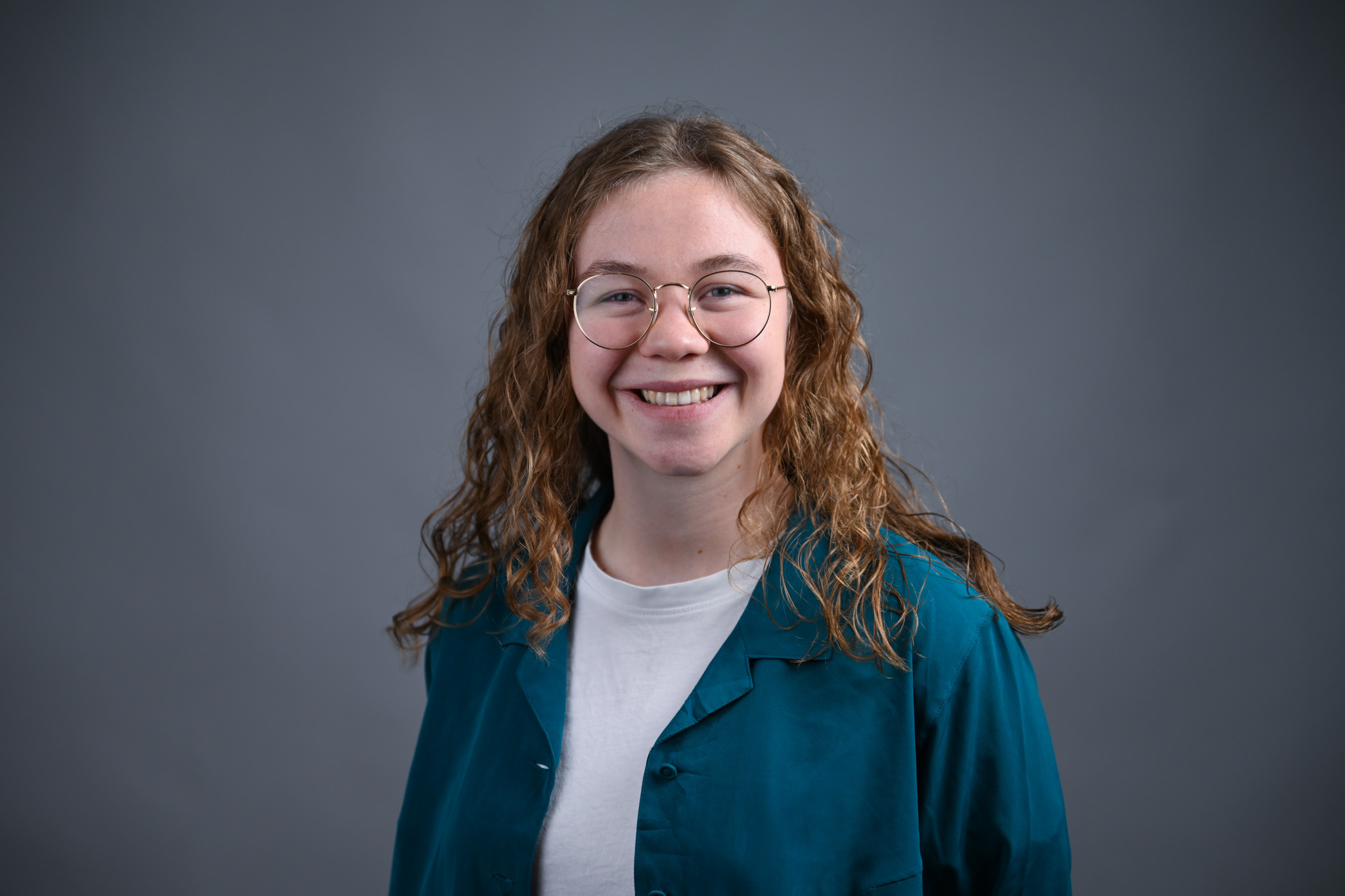 Portrett av dame med grå bakgrunn. Foto: Anders Palmer Holmen