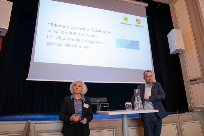 Bilde av fylkesordførerne Anne Strømøy fra Vestfold og Sven Tore Løkslid fra Telemark