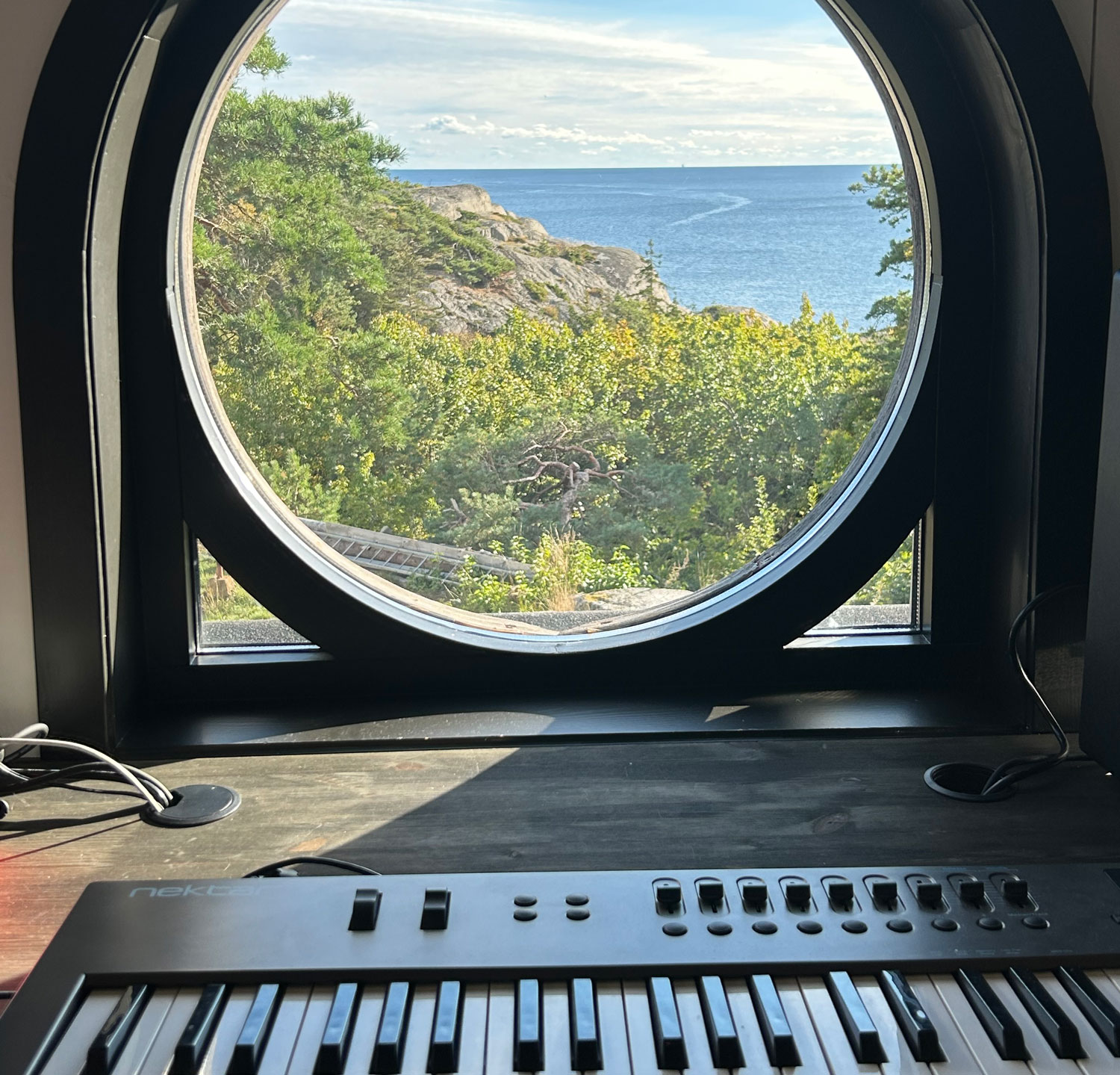 Keyboard foran et rundt vindu