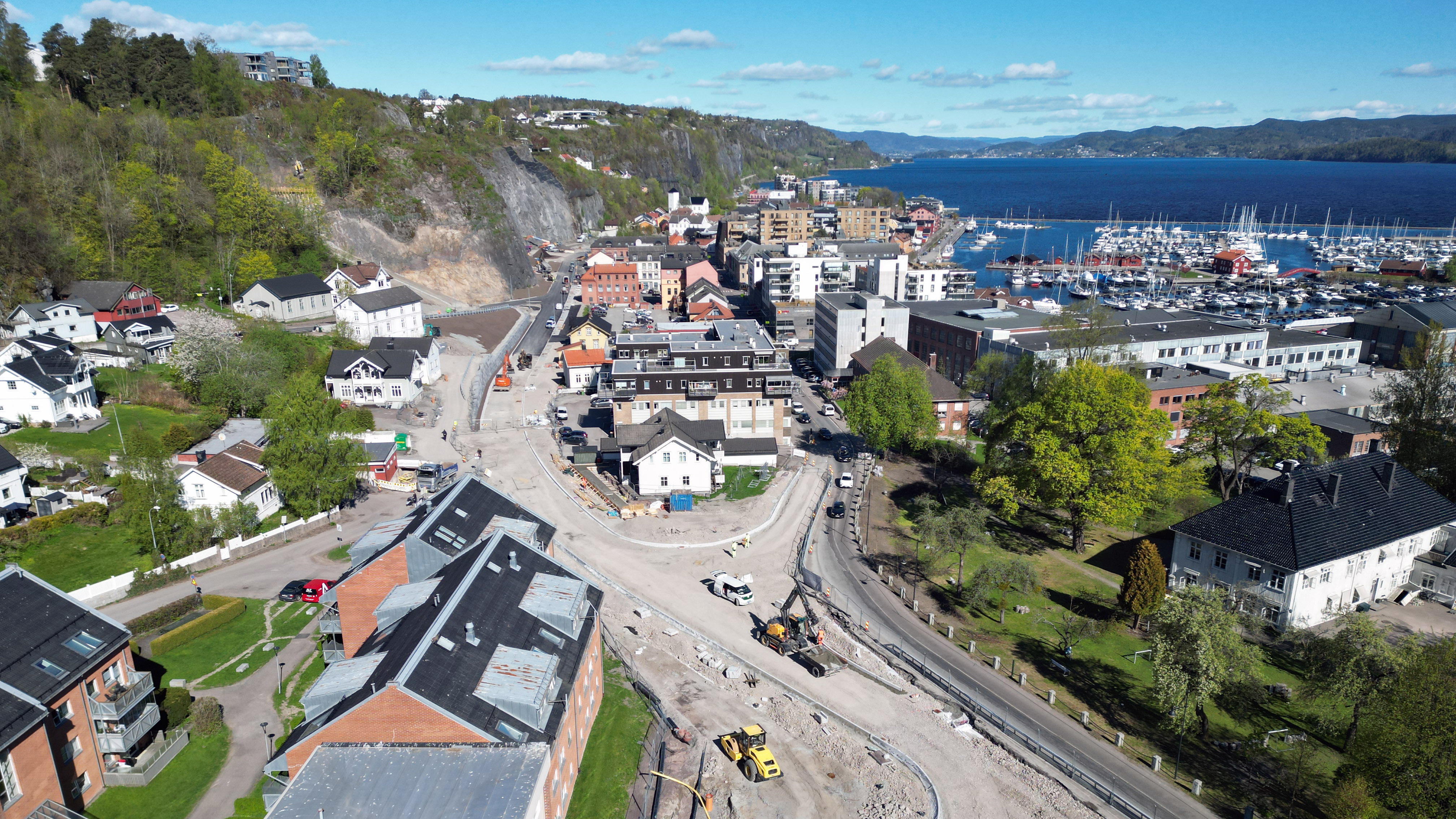 Foto av Holmestrand sentrum og den nye veien tatt fra syd og nordover.