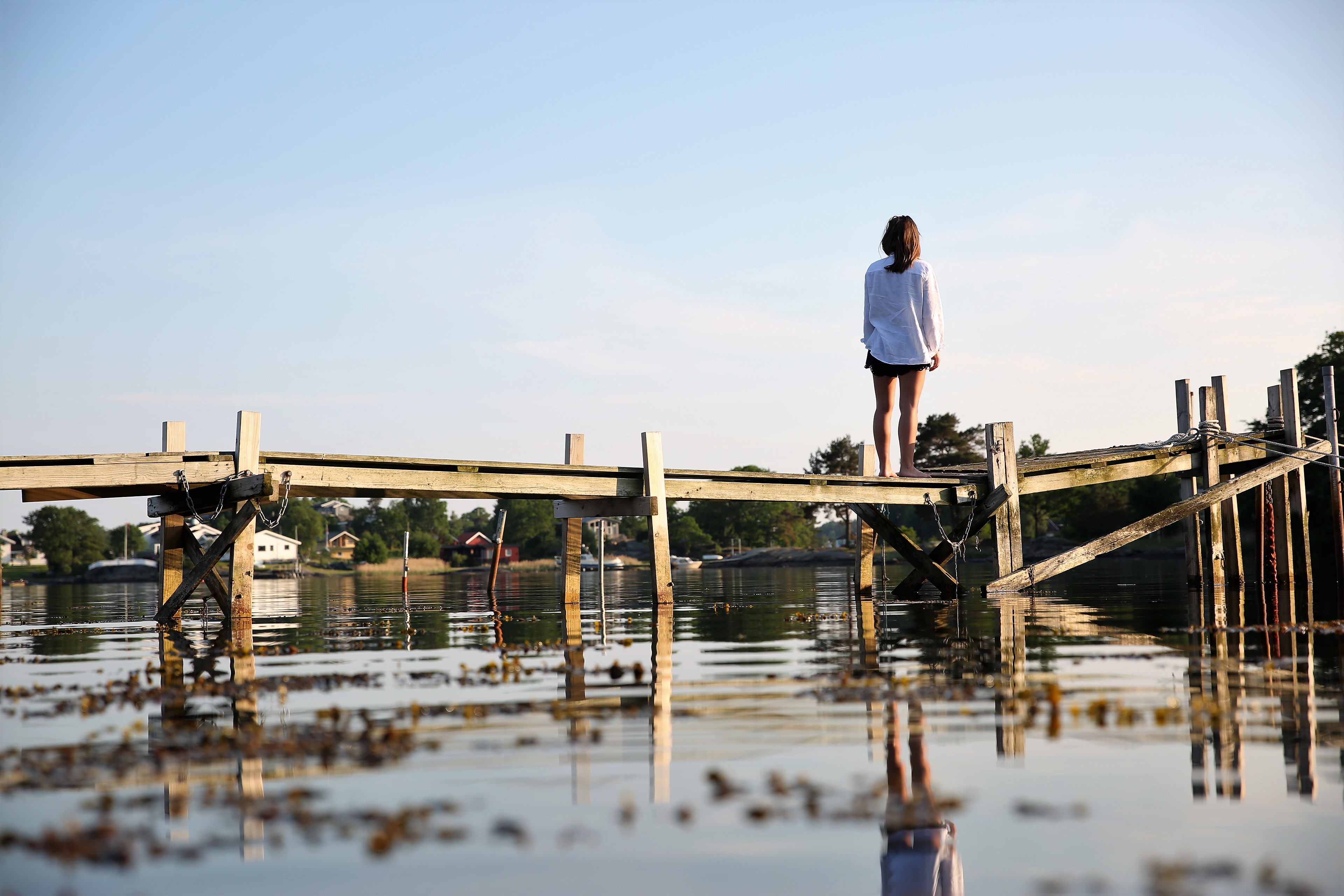Jente skuer utover vestfold-skjærgård