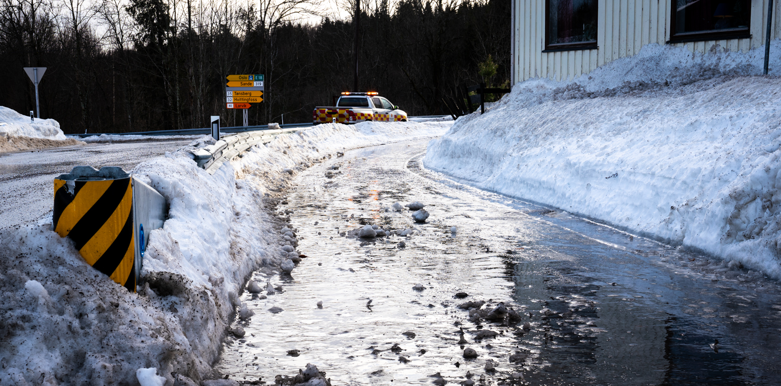Fylkesveiene er stort sett bare, men det kan være vedlig glatt på gang -og sykkelveiene.
