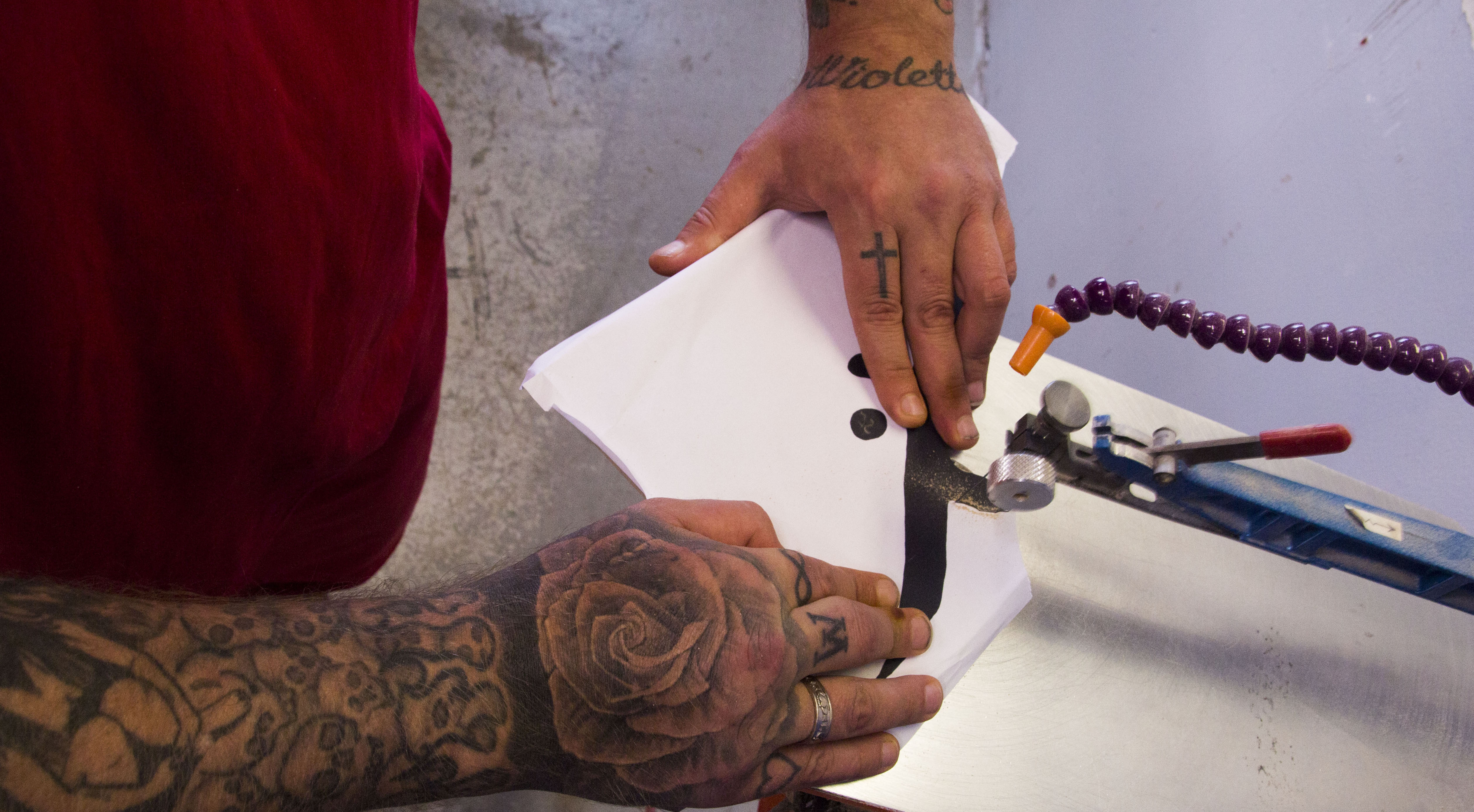 På Færder videregående skole har de avdeling for opplæring i kriminalomsorgen, og en del av de insatte har bidratt til kunstutstillingen ARR. Alle foto: Kin Wessel