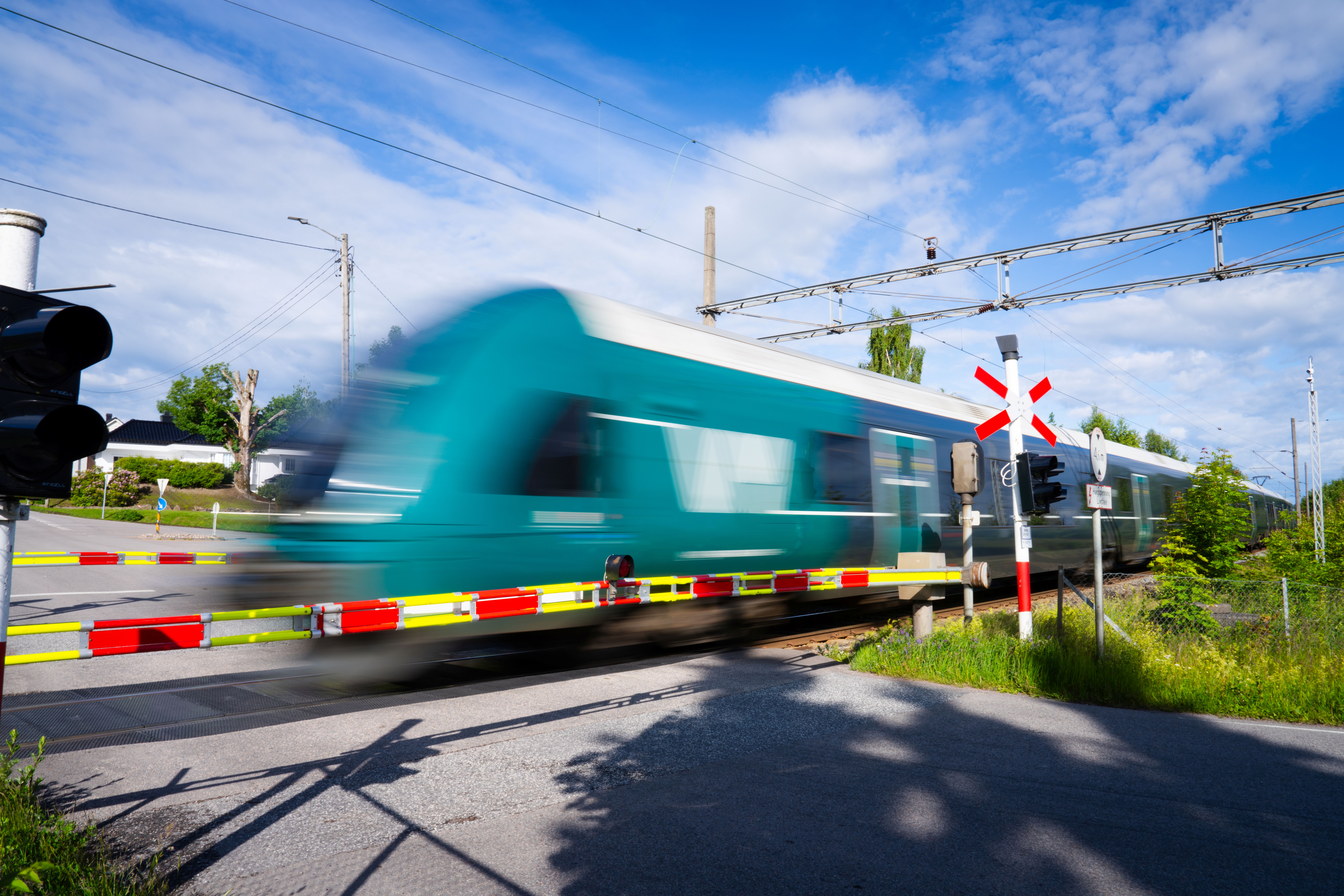 Tog passerer bommene på Nykirke