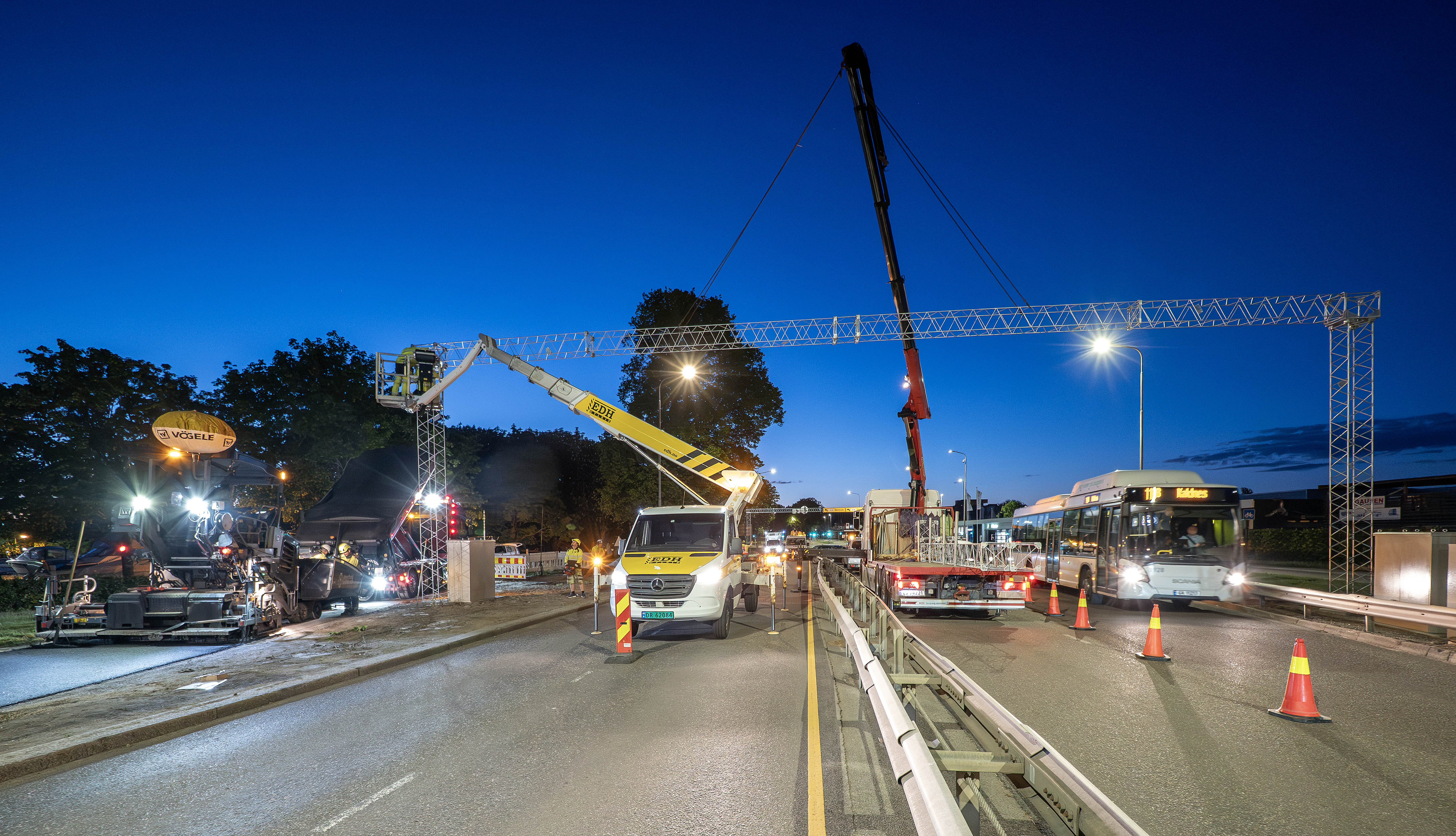 Foto av folk og arbeidsbiler når det monteres bomstasjon ved Kanalbrua i Tønsberg