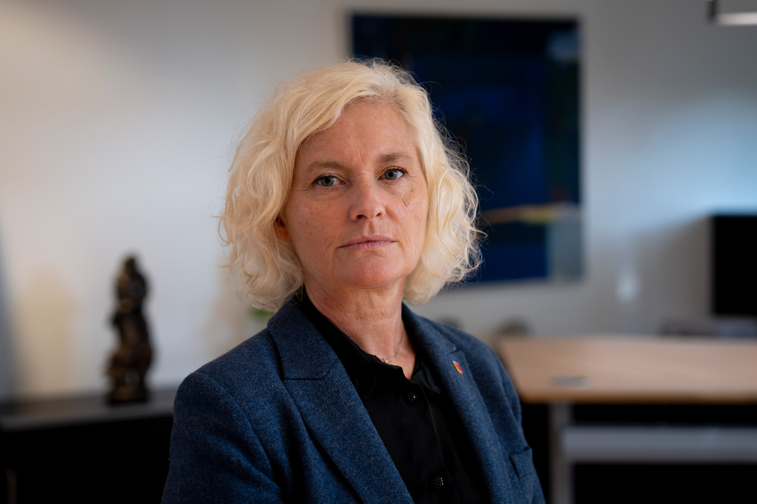 Kvinne formelt kledd på et kontor