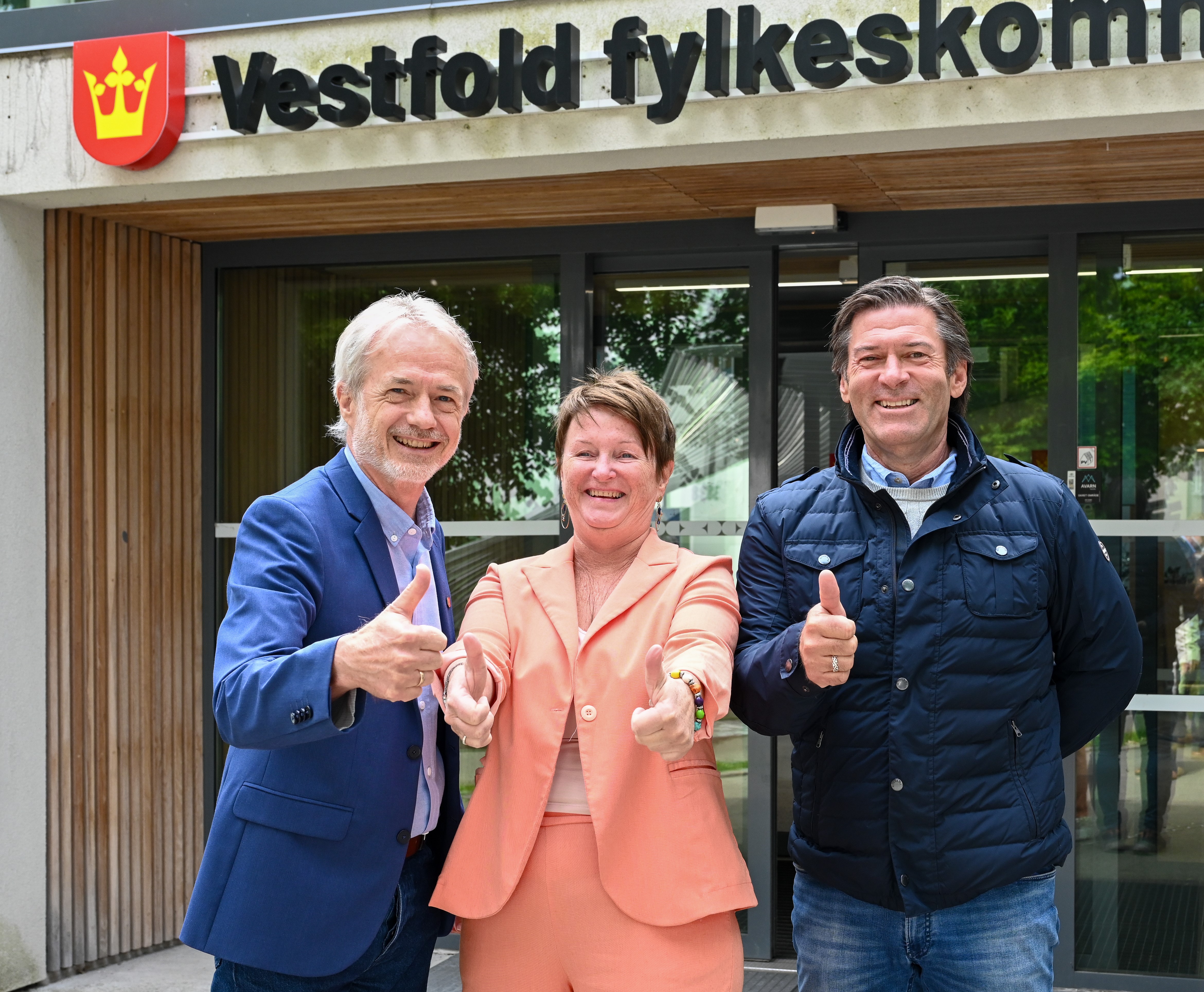 Fra v: Rektorene Møller, Holvik og Jenshagen foran fylkeshuset