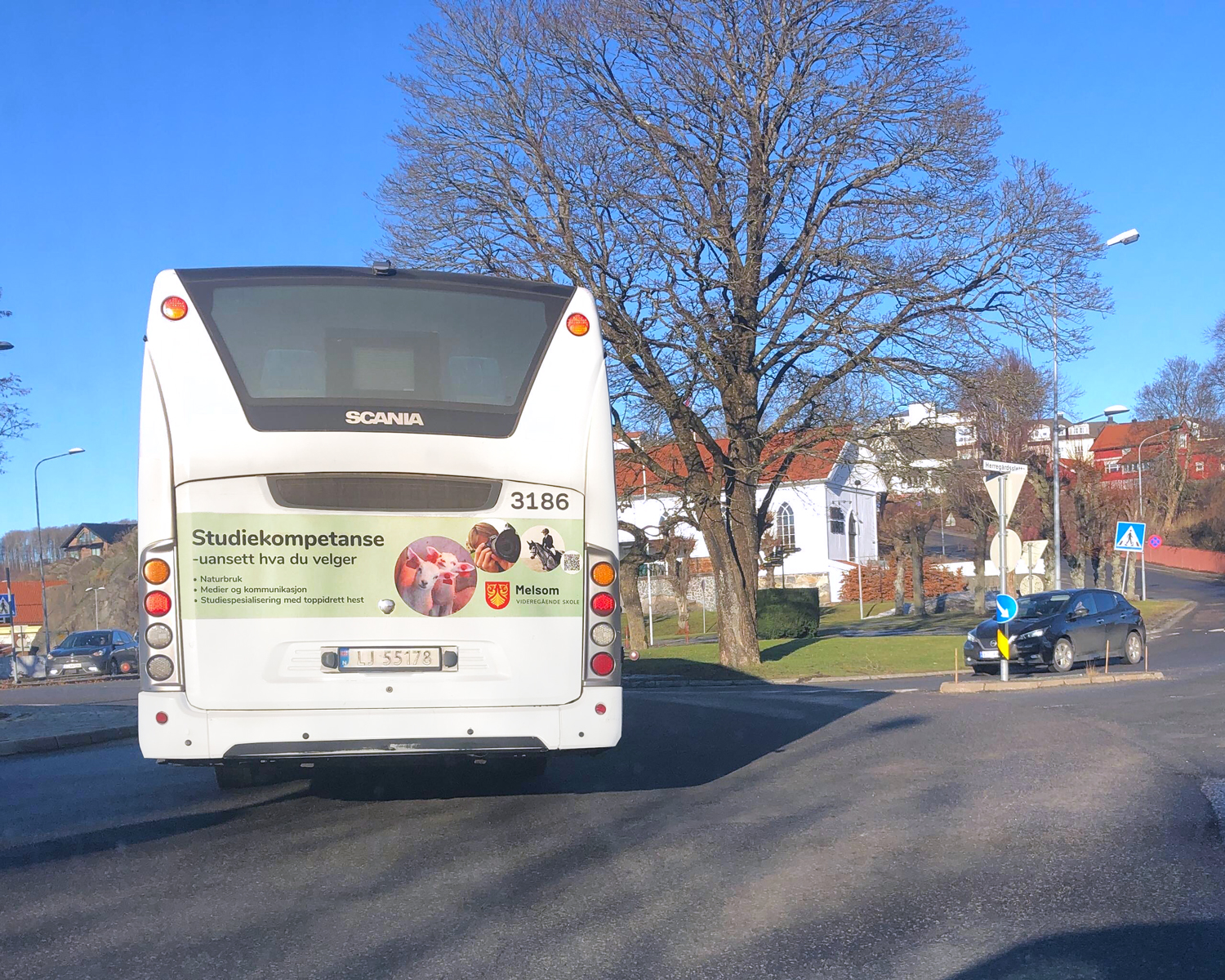 Buss bakfra ute på veien