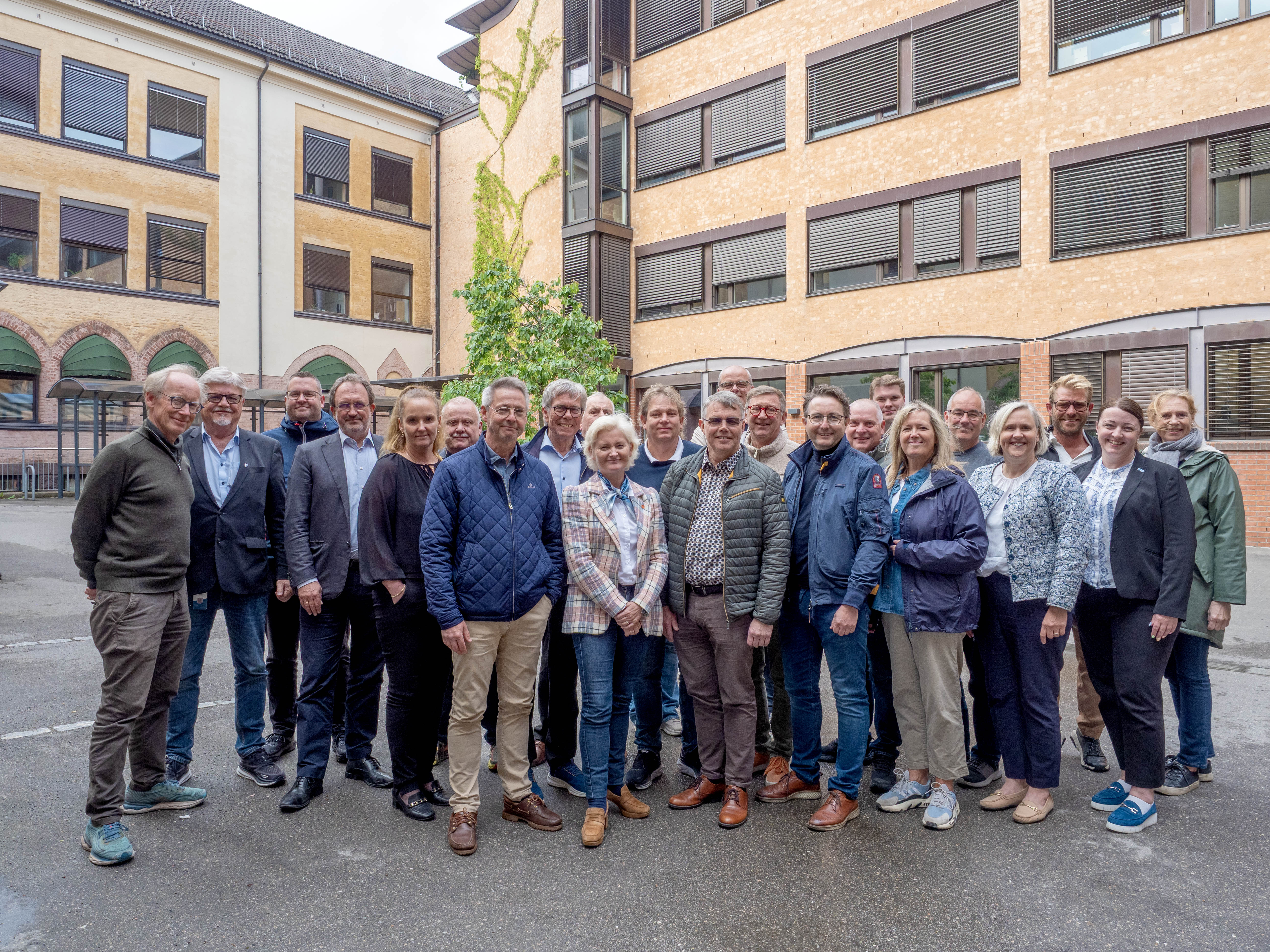 Bilde av politikere fra Tønsberg, Færder og Vestfold fylkeskommune i bakgården til Tønsberg kommune, rådhuset