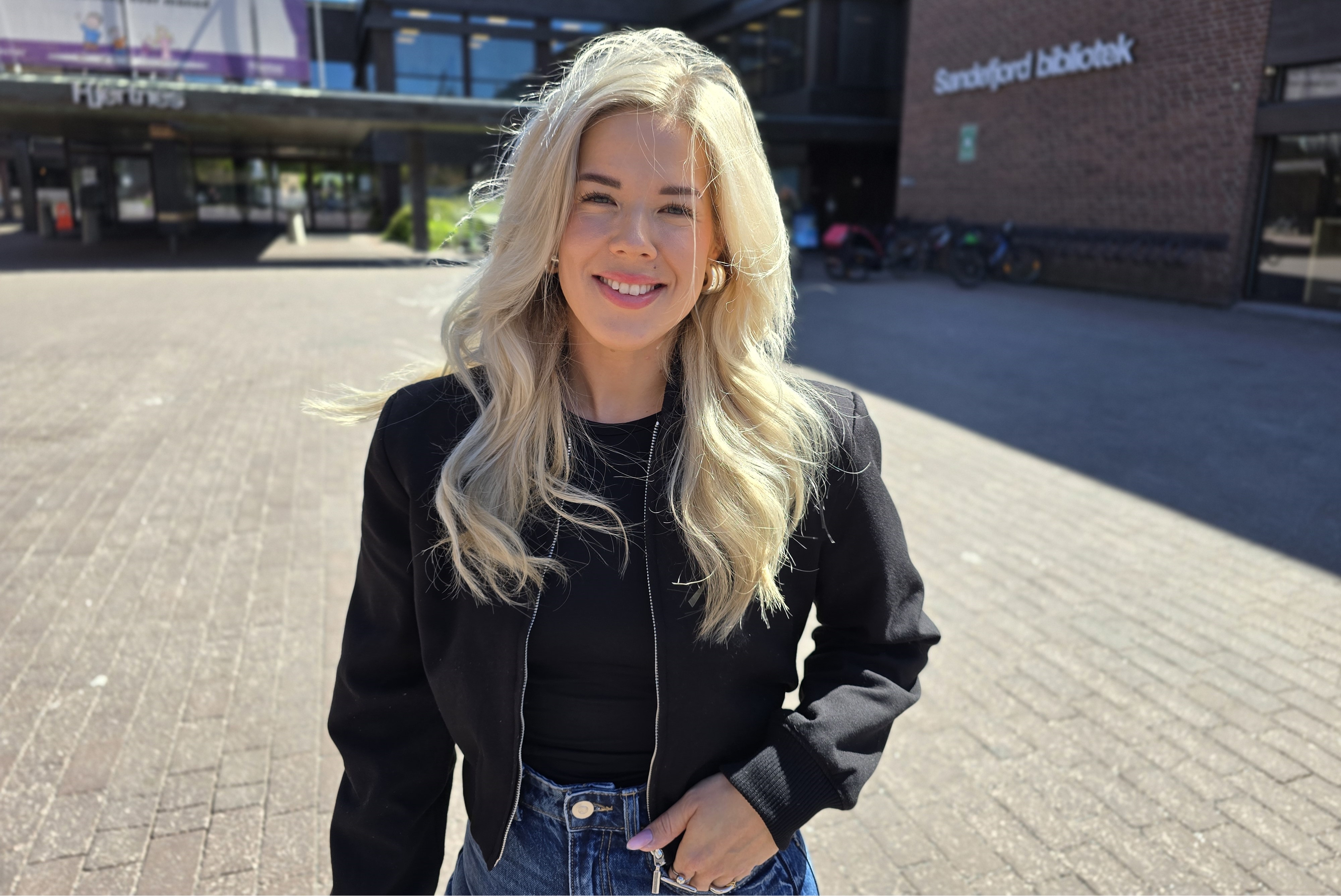 Henriette foran biblioteket i Sandefjord, portrettbilde.