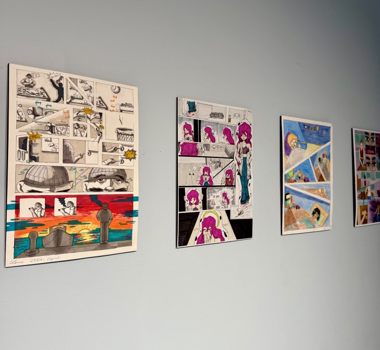 Fire plakater med tegneserier laget av elever.