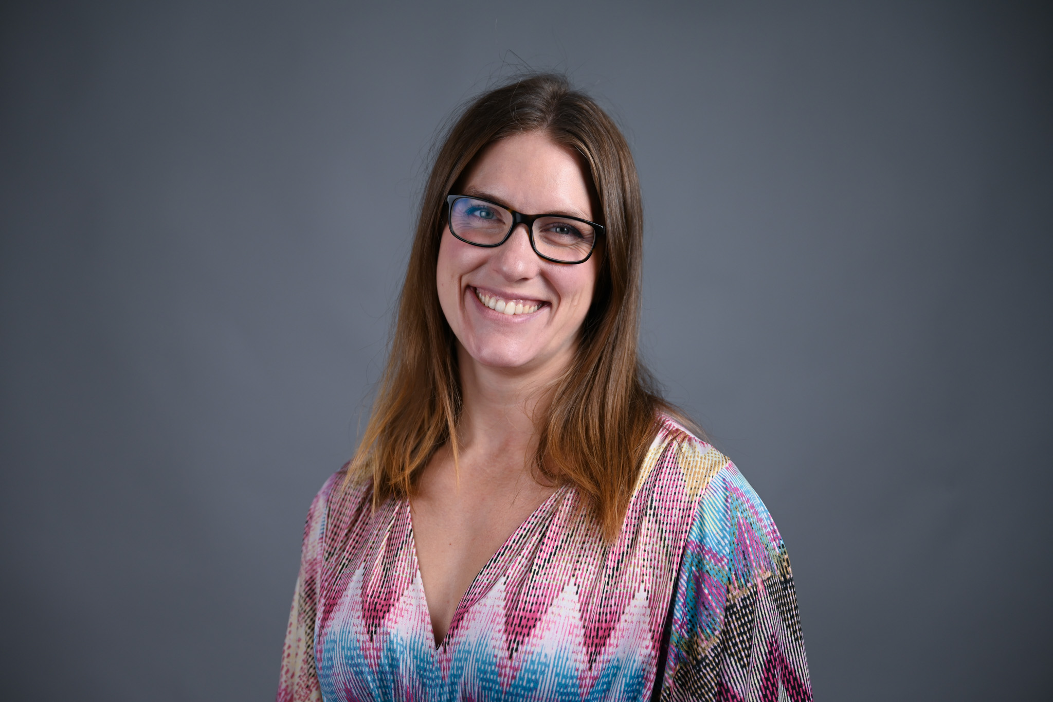 Portrett av dame med grå bakgrunn. Foto: Anders Palmer Holmen