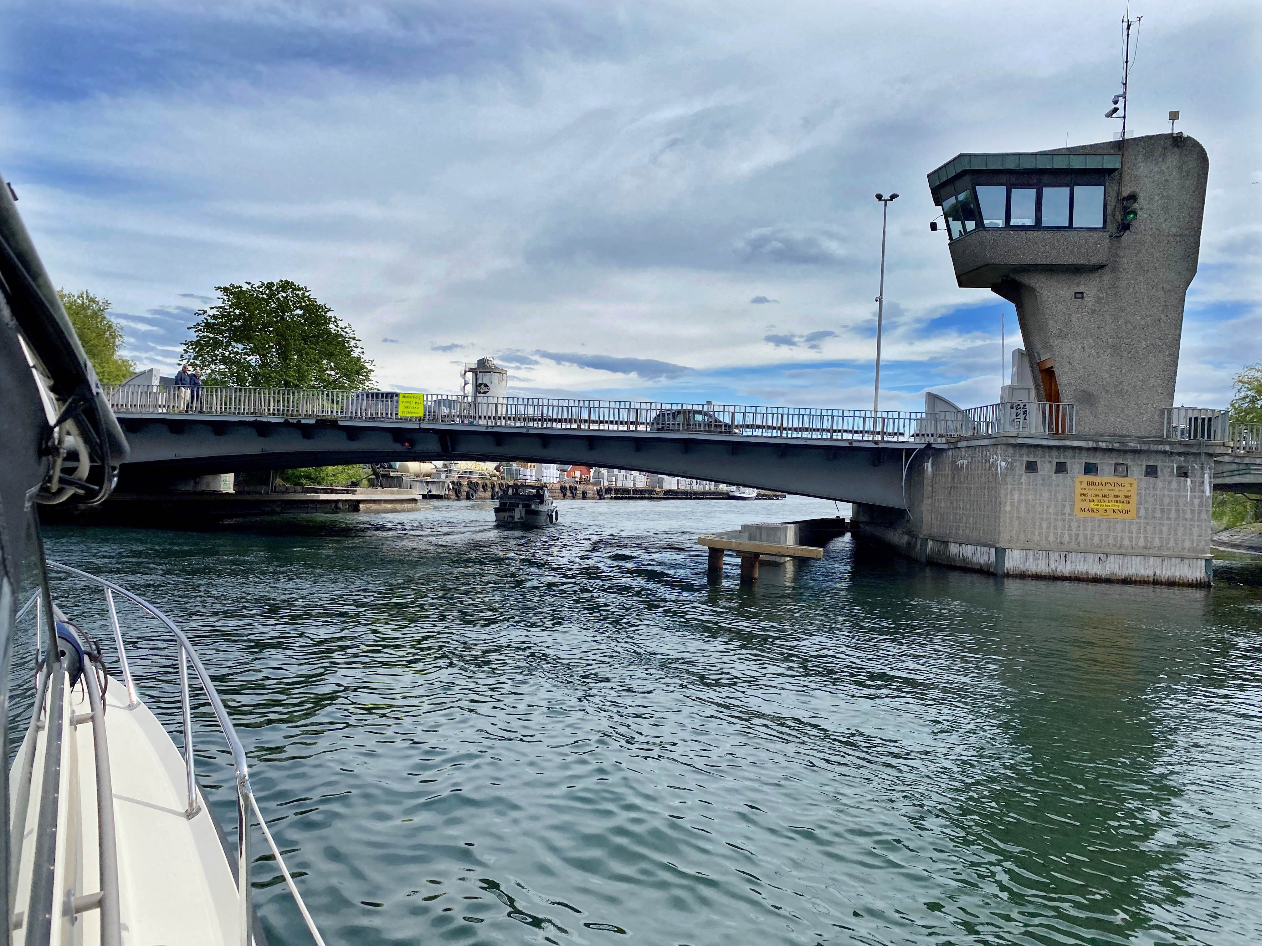 Bilde fra båt i kanalen med Kanalbroa og brotårnet. Broa er stengt.