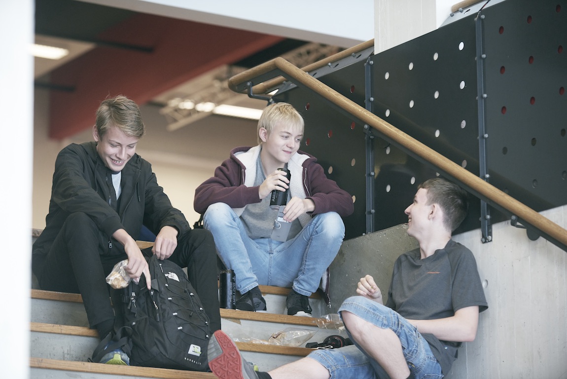 Bilde av elever i fellesarealet