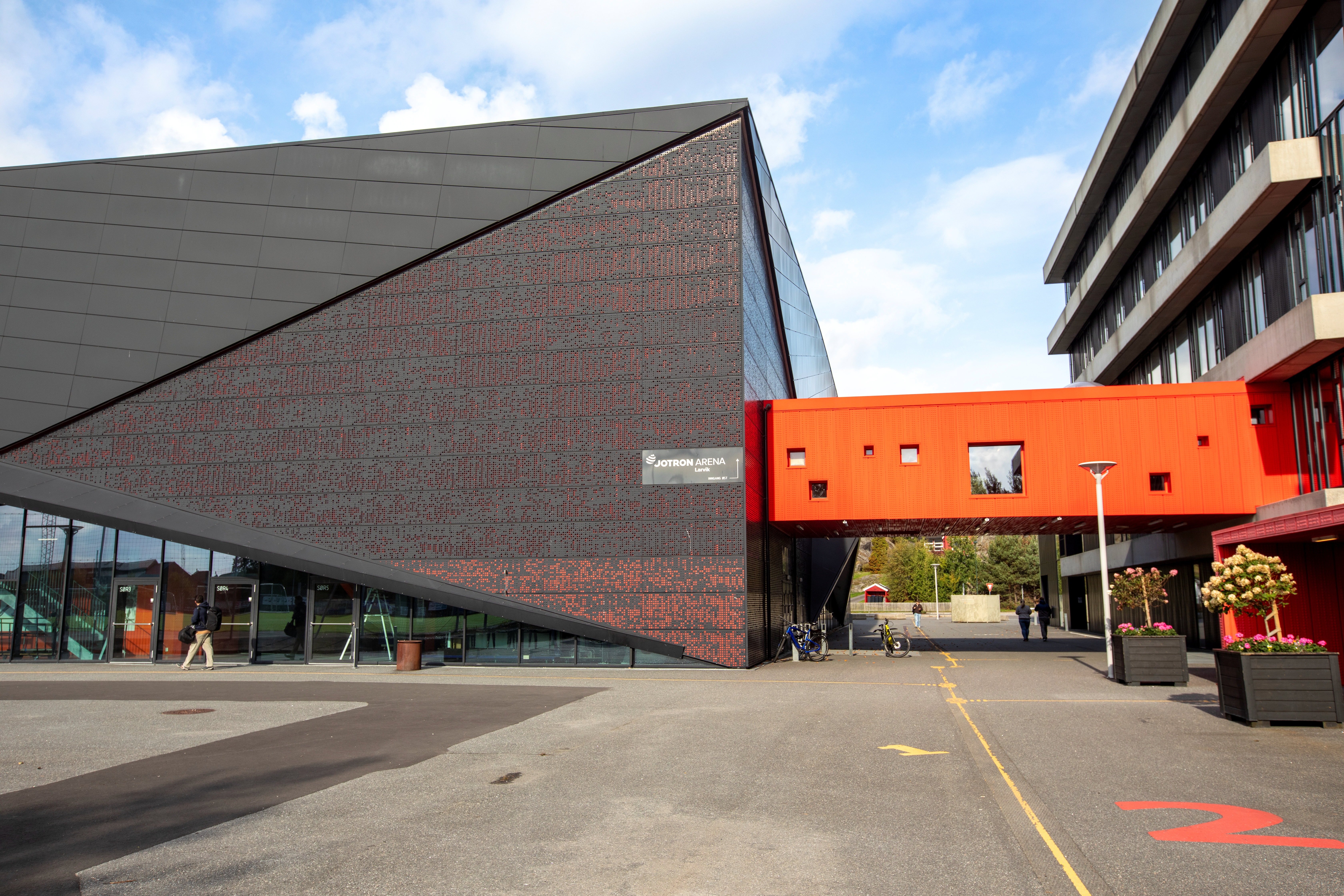 Bildet av bygget fra utsiden, Jotron Arena.