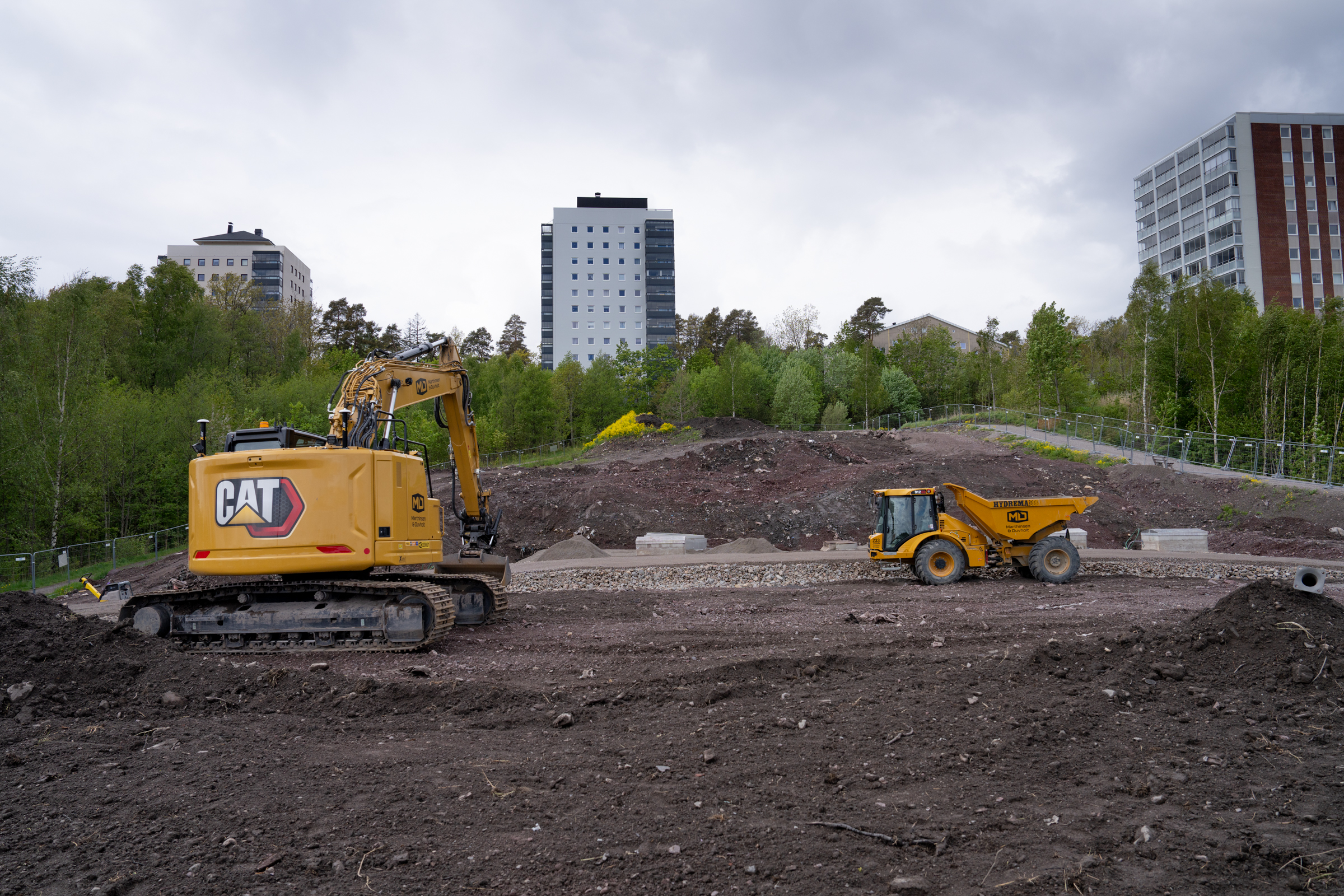 Maskinene til entreprenør Marthinsen & Duvholdt fyller inntil de siste massene over Frådeåstunnelen.