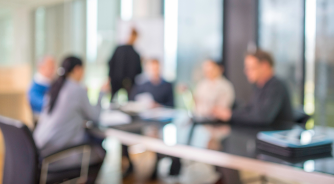 Utydelig bilde av elever i møte