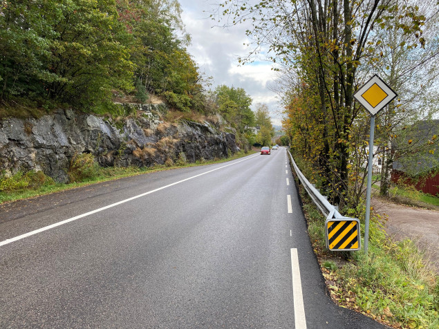 Foto av veien opp Hogsnesbakken, fylkesvei 303 i Tønsberg kommune